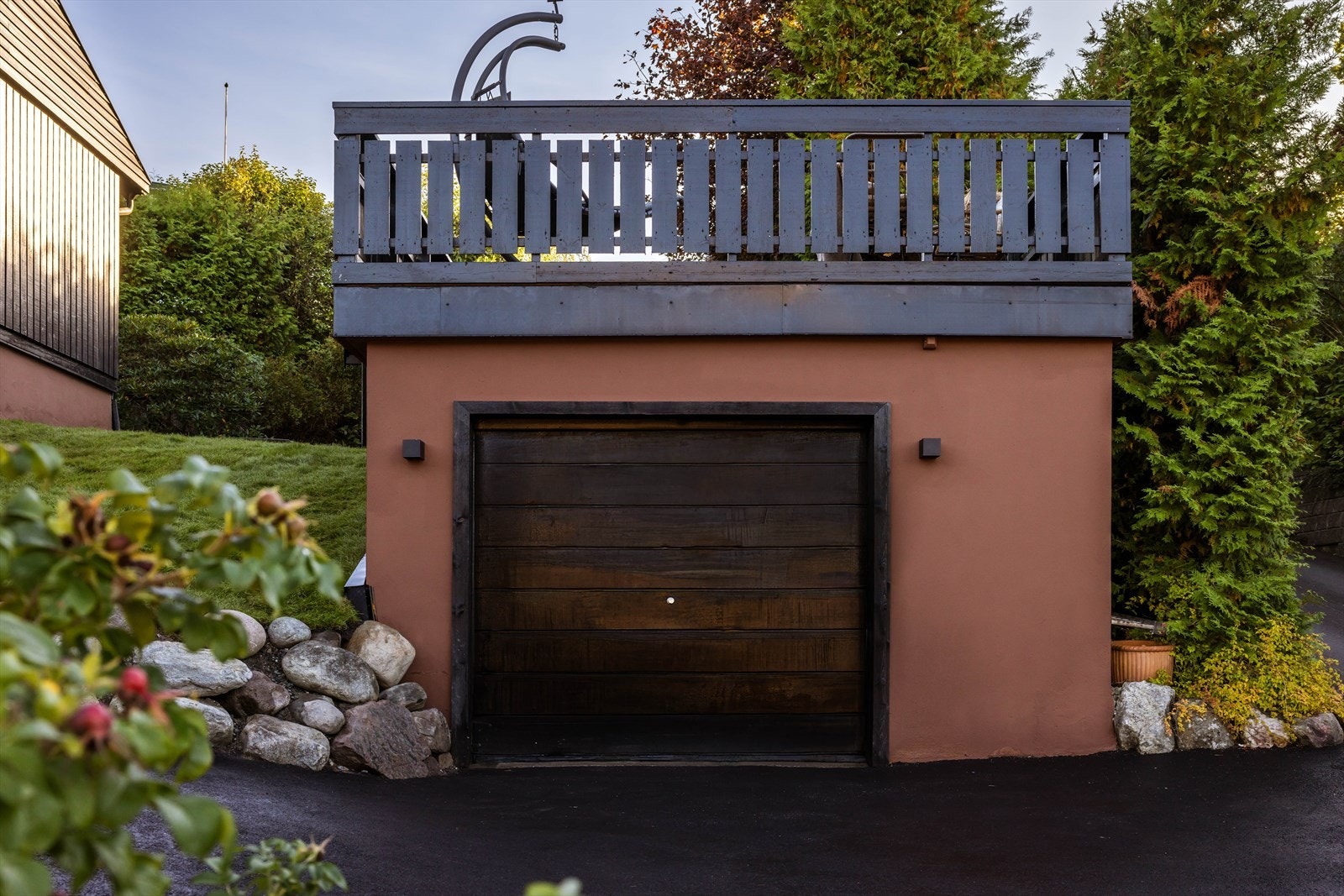 Det er parkering på egen tomt/innkjørsel, samt garasje med elbillader. Galleribilde