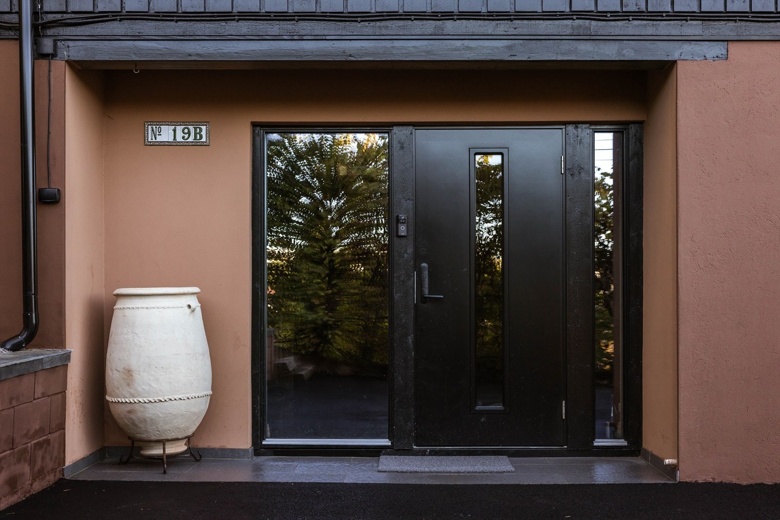 Inngangspartiet er lyst og innbydende, og gir et godt førsteinntrykk av boligen. Galleribilde