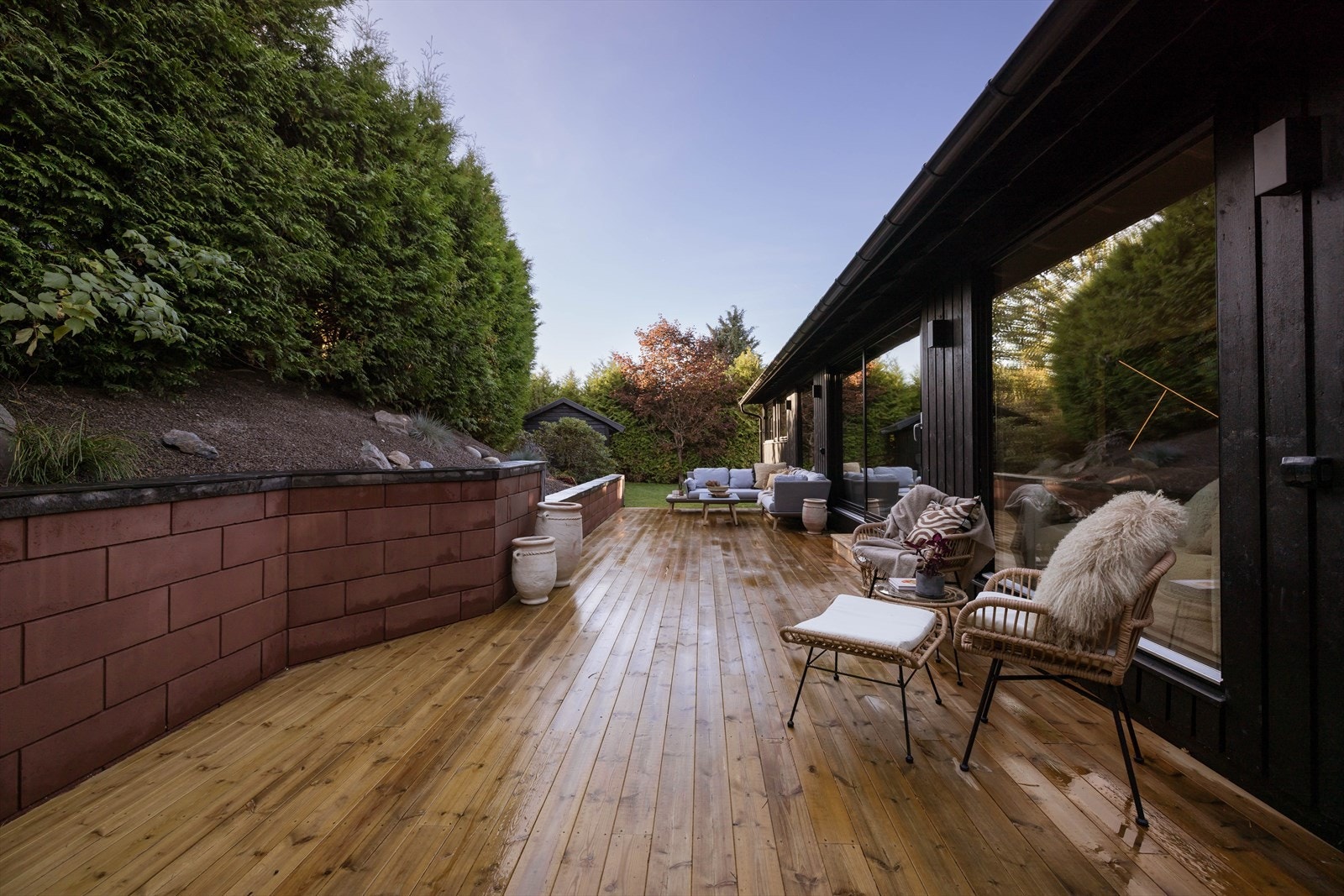 På sommeren kan terrassedørene åpnes for en sømløs forlengelse av stuen - ideelt for hyggelige sammenkomster og selskaper. Galleribilde