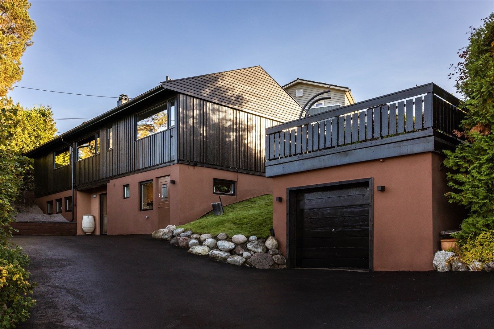 Boligen går over 2 plan, er funksjonell med hybel som gir gode leieinntekter. Galleribilde