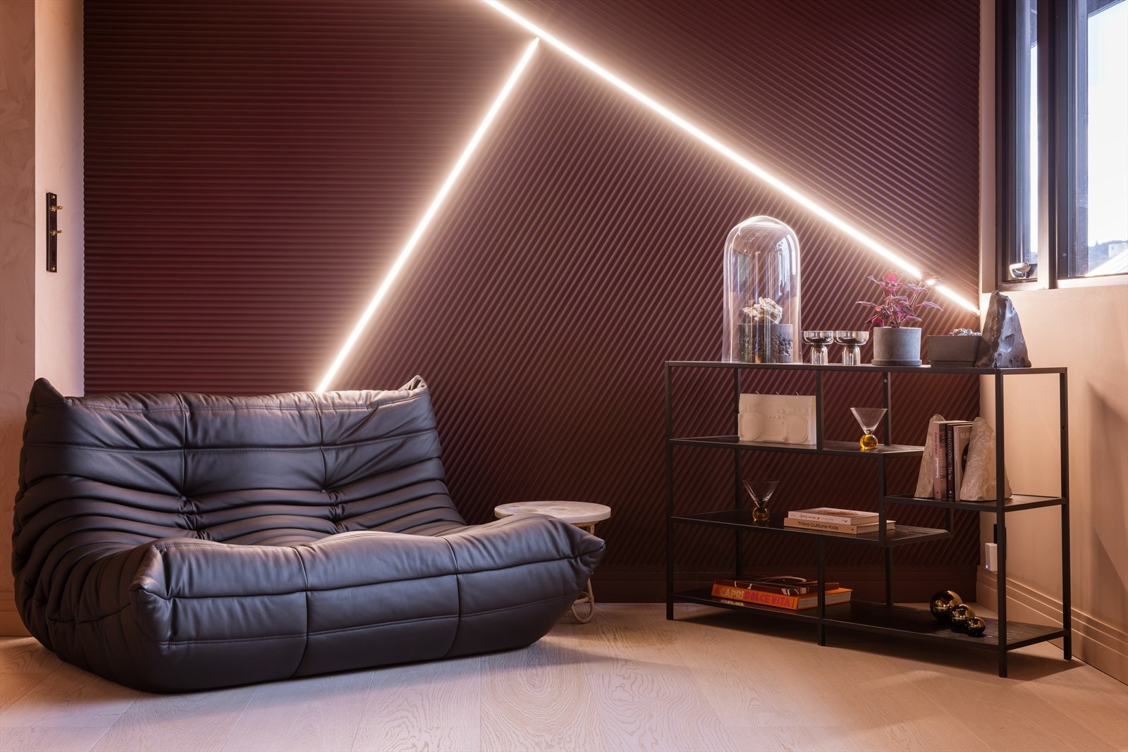 Et hjørne av stuen er tilrettelagt som koselig lesekrok - perfekt for stille stunder med en god bok. Galleribilde