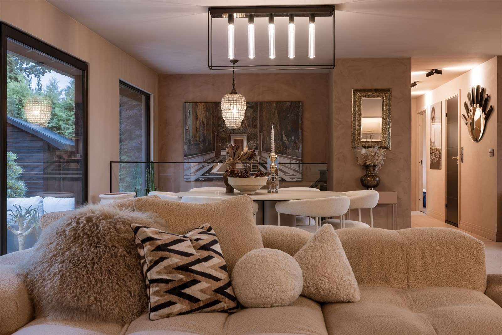 Spisestuen ligger i en lys og åpen løsning, lett tilgjengelig fra både kjøkken og stue. Galleribilde