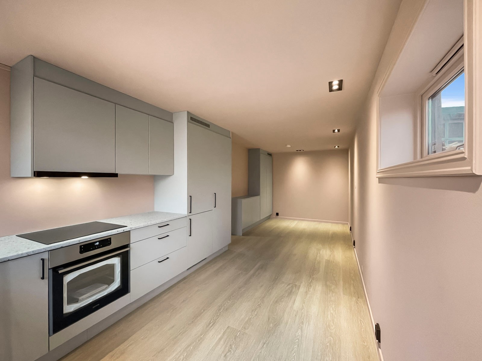 Innredningen er levert av Epok Kjøkken (2022), og kombinerer moderne design med praktisk og leievennlig løsning. Galleribilde