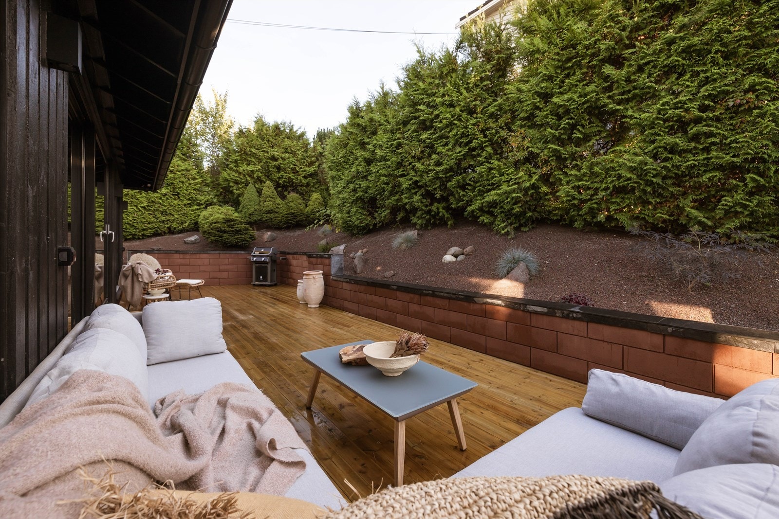 Uteområdet er oppgradert med platting og gress (2025) og ny asfalt (2024). Galleribilde