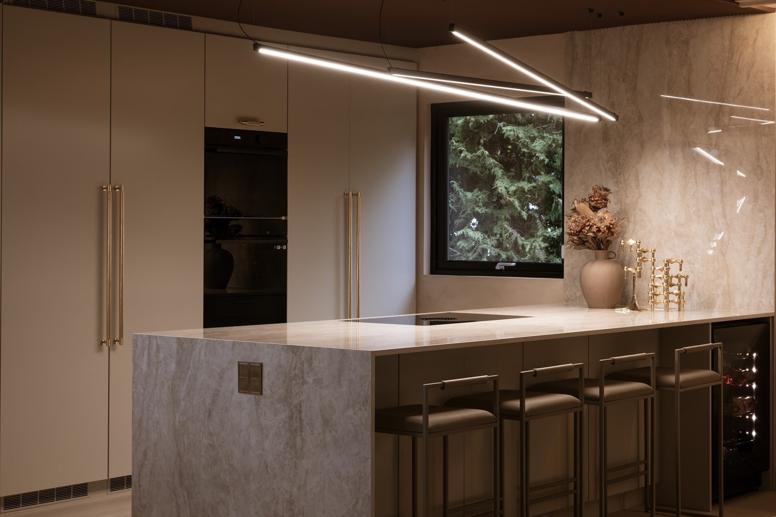 Benkeplate i Cosentino Dekton Arga, Bora koketopp med integrert avtrekk, Tapwell vask og armatur, og eksklusive Buster & Punch-håndtak fullfører det stilrene uttrykket. Galleribilde