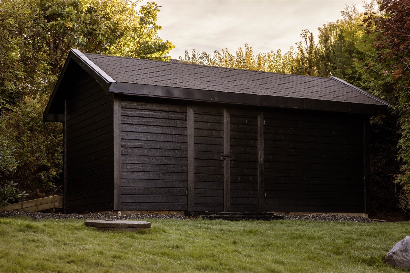 Praktisk anvendelig utvendig bod på eiendommen. Det foreligger ingen byggemelding for oppføring av utvendig bod på eiendommen. Galleribilde