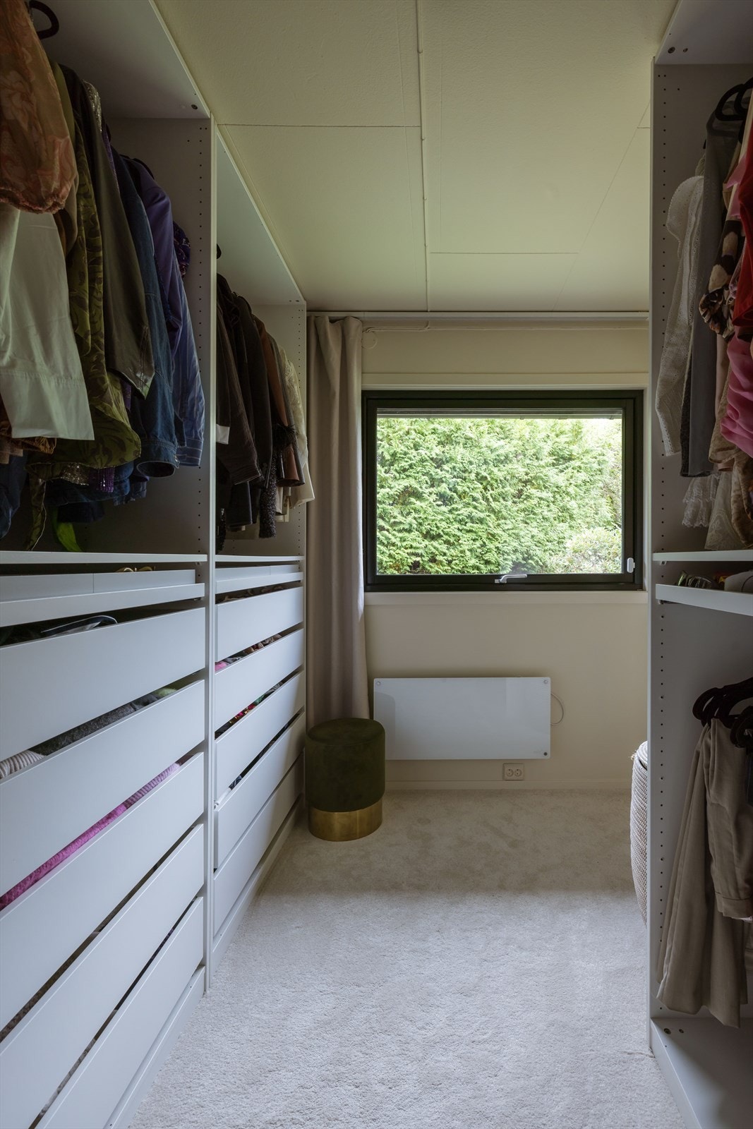 Eget garderoberom - ideelt for oppbevaring av klær, sko og tilbehør, og gir en mer organisert hverdag. Galleribilde