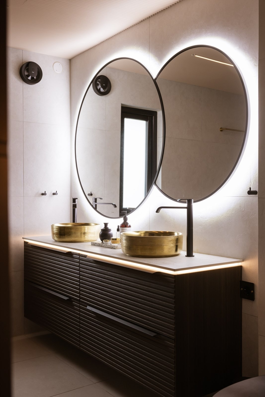 Innredningen er fra Scala Bad (2022), med kvalitetsarmatur fra Tapwell, og en dobbel dusjsone som tydelig fremhever spa-preget. Galleribilde