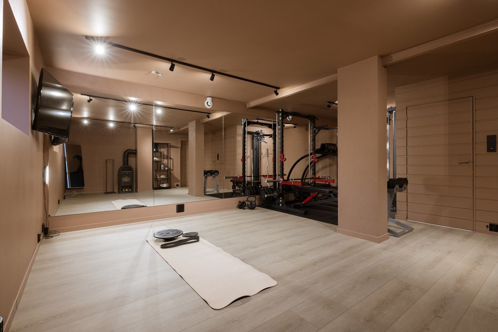 Treningsrom/"allrom": Romslig stue i underetasjen, som i dag er innredet som treningsrom med god plass til både styrke- og kondisjonsutstyr. Galleribilde