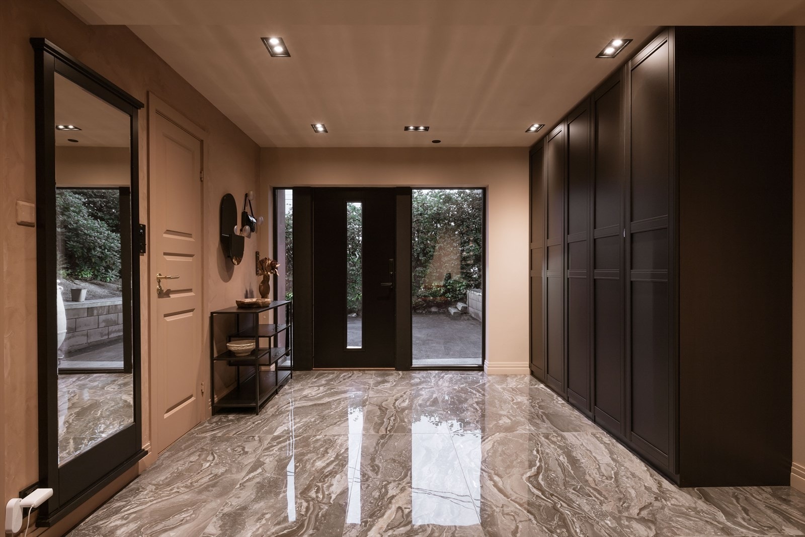 Entréen er meget romslig og fungerer som en hall. Et meget innbydende og lufitg førsteinntrykk. Meget god plass til oppbevaring av yttertøy og sko. Galleribilde