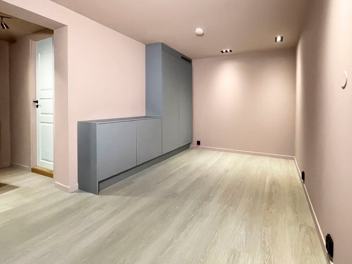 Stuen er et lyst og innbydende oppholdsrom. Her er det god plass til både sofagruppe, TV og stuebord. Galleribilde