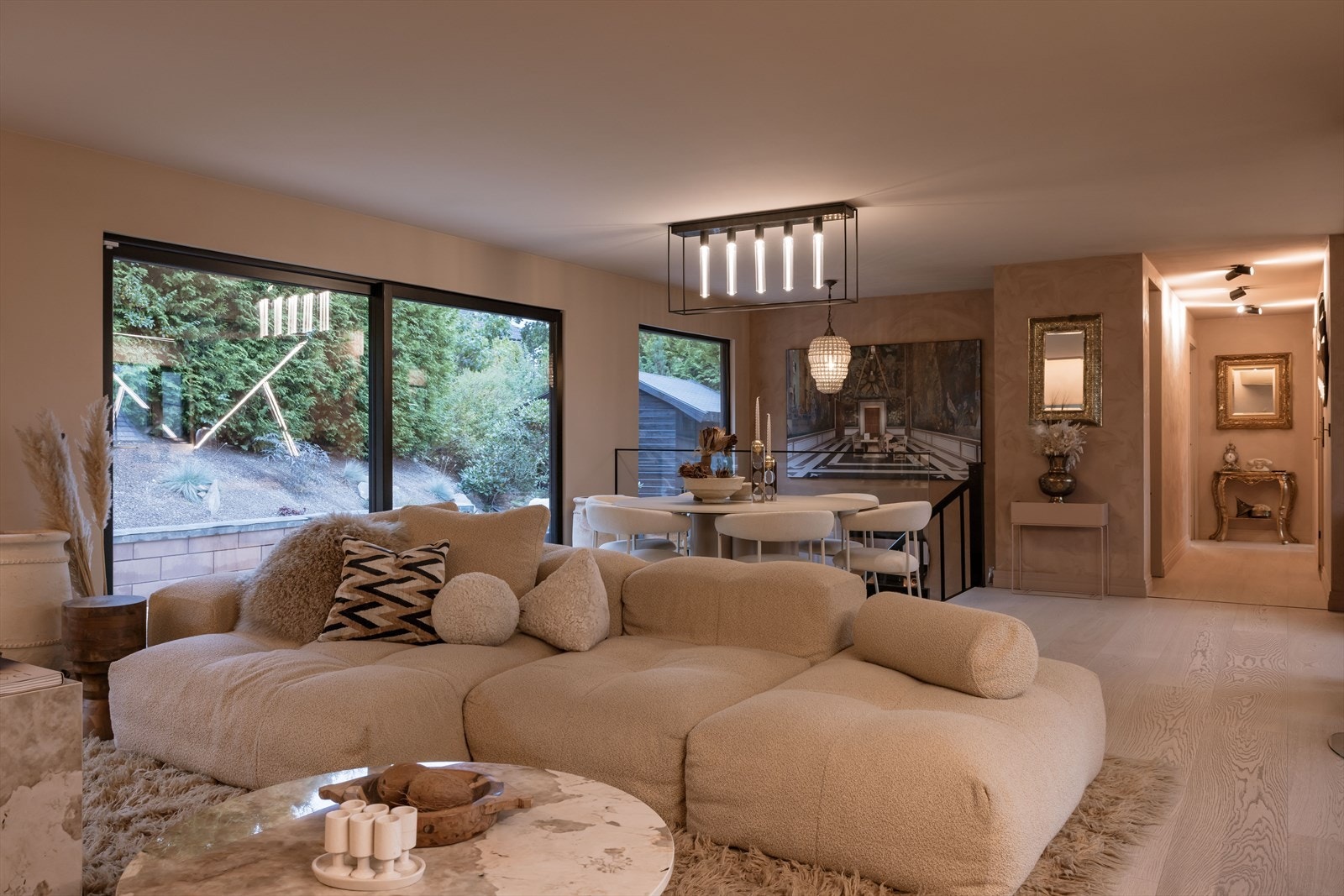 Stuen har gode innredningsmuligheter, med plass til 4-5 naturlige soner, inkludert sofagruppe, TV-stue og lesekrok.
Fotograf: Bjørnar Solberg Galleribilde