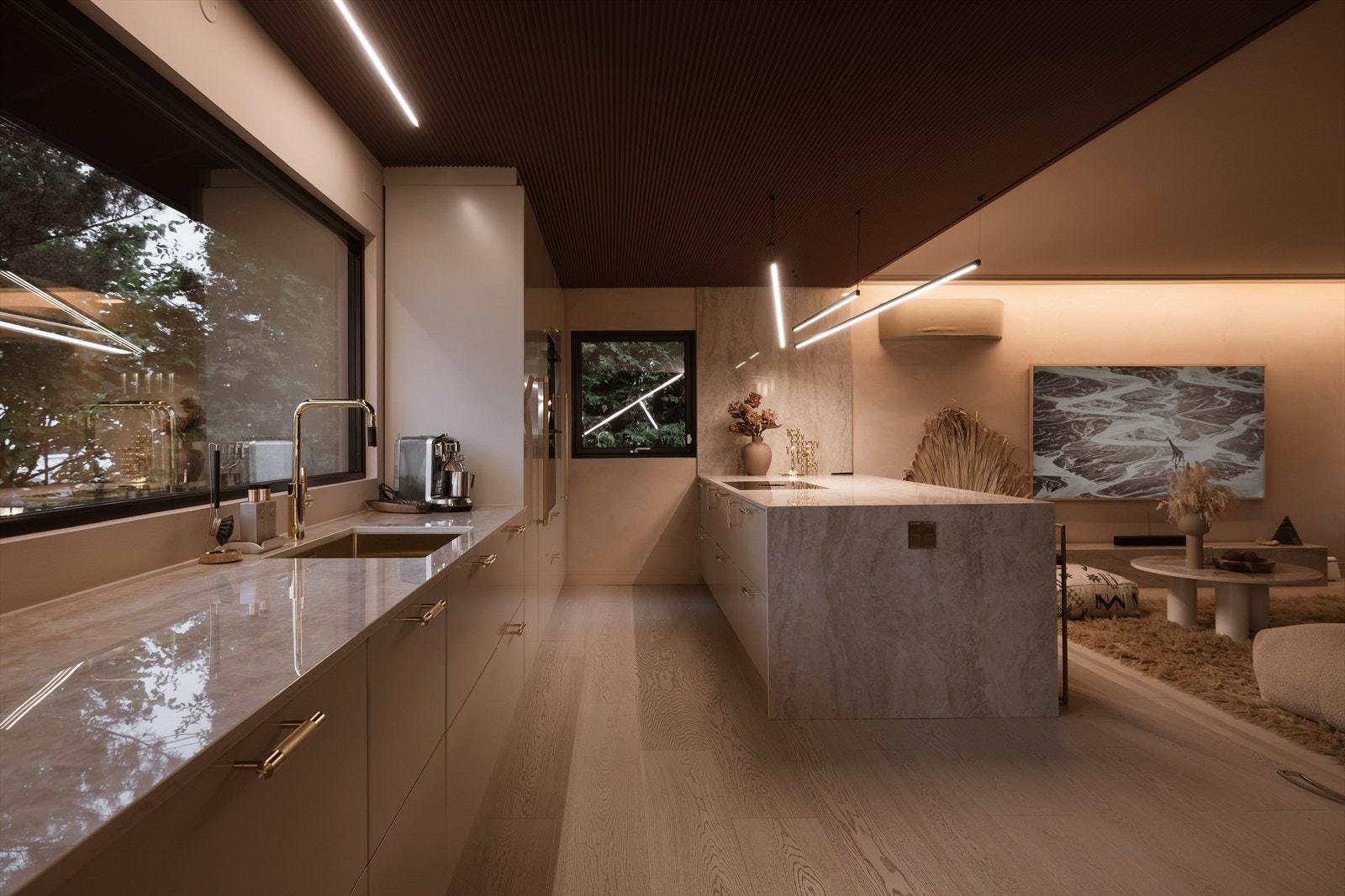 Påkostet og unikt kjøkken fra 2022, levert av Drømmekjøkkenet, med slette skapfronter og benkeplate i kompositt. Galleribilde