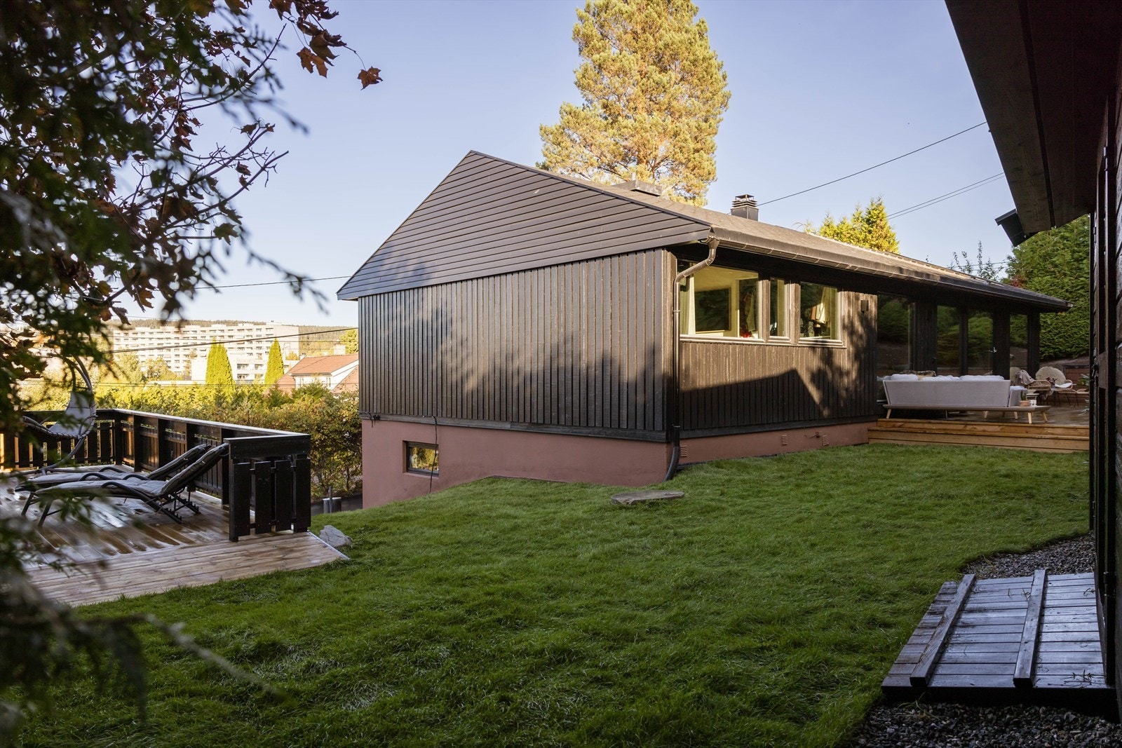 Beliggenheten er fredelig, med skjermet tomt i stille gate og kort vei til off. kommunikasjon, skole og barnehager. Galleribilde