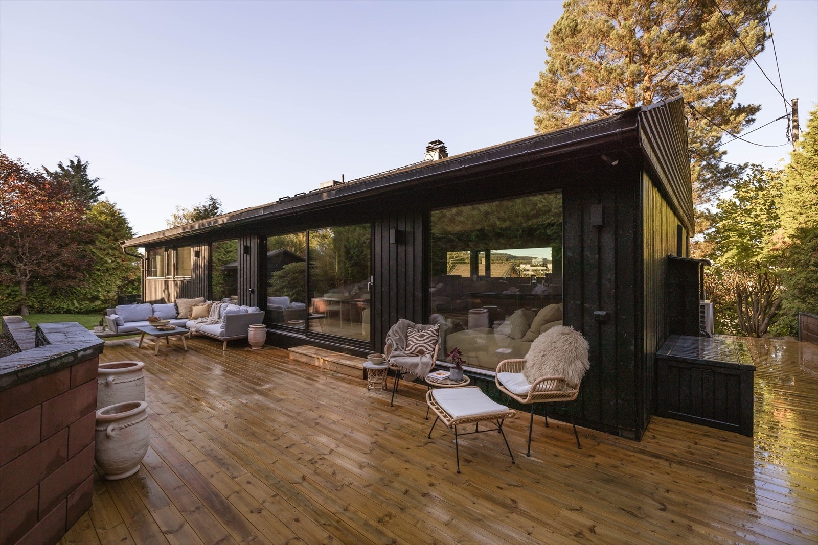 Stuen har direkte utgang til skjermet og solrik terrasse, hvor plattingen fra 2025 gir gode muligheter for utemøbler og sosiale aktiviteter. Galleribilde