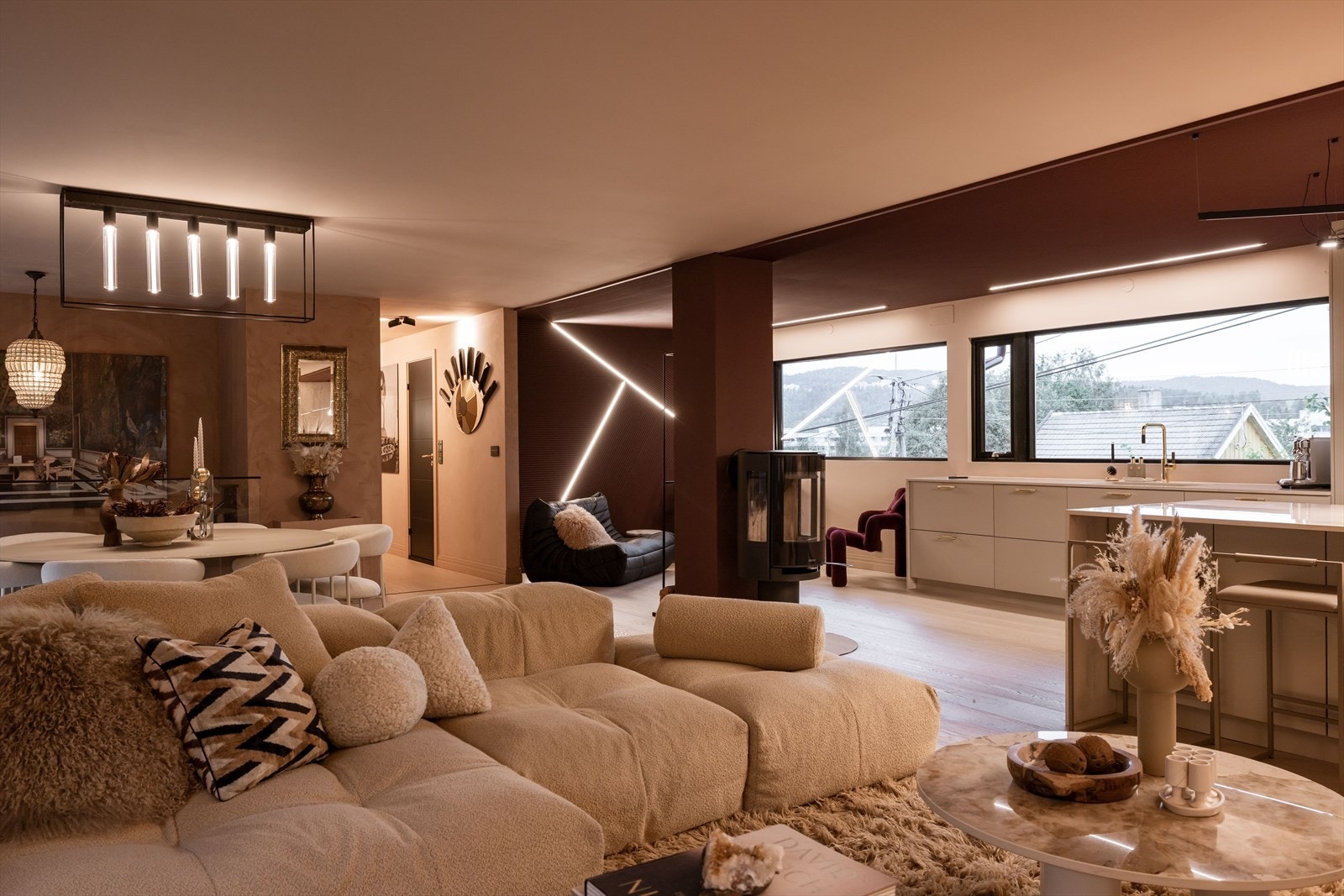 Stuen har peis, som gir varme og en hyggelig atmosfære. Galleribilde