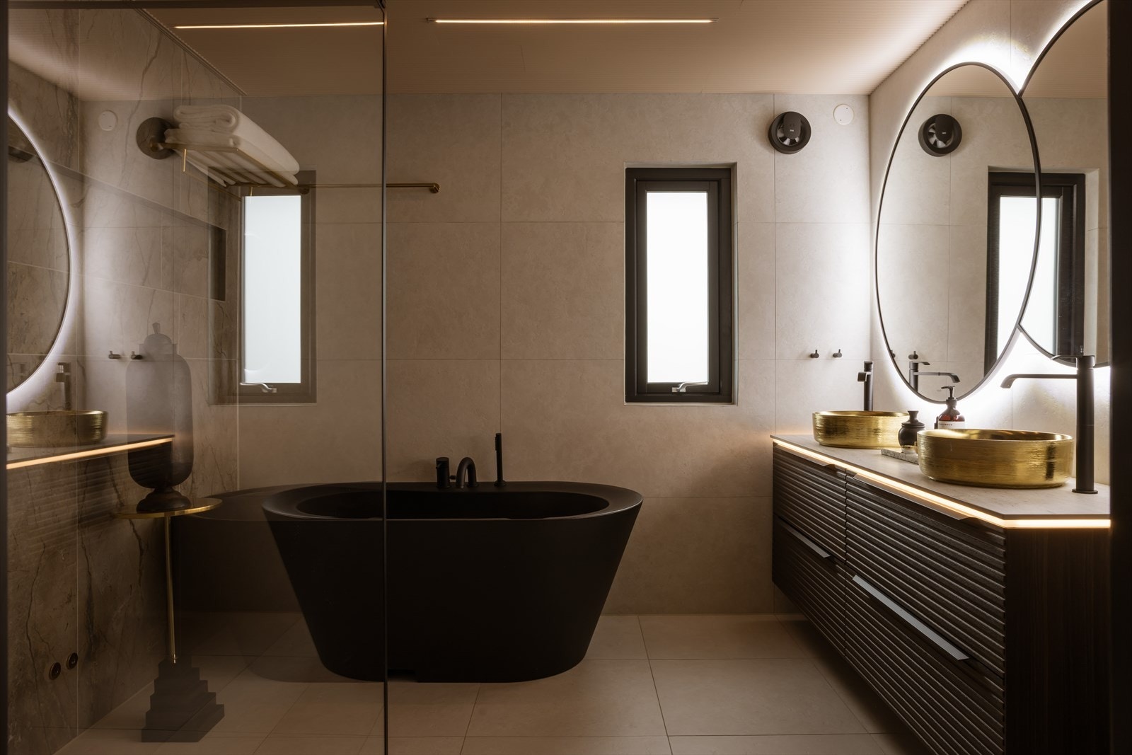 Baderommet fra 2022 holder meget høy standard og er gjennomført med stor vekt på kvalitet og gjennomtenkte løsninger, som gir et særegent og unikt uttrykk. Galleribilde