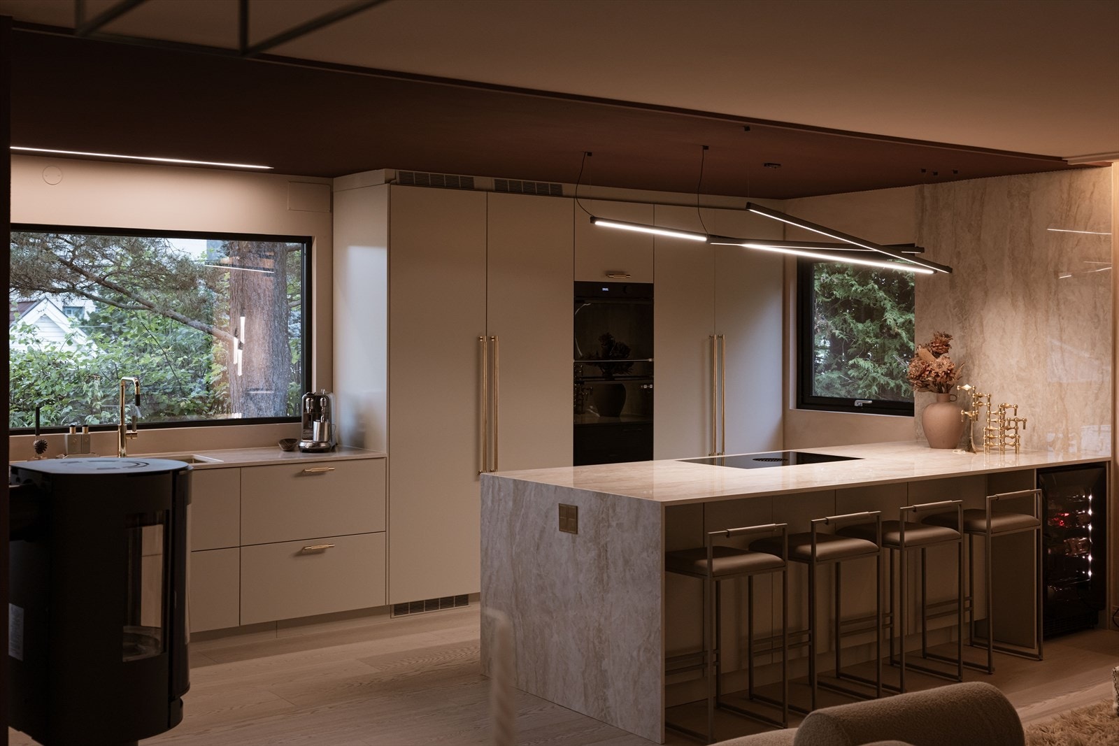 Kjøkkenet har rikelig med skap- og benkeplass, samt integrerte kvalitets-hvitevarer. Galleribilde