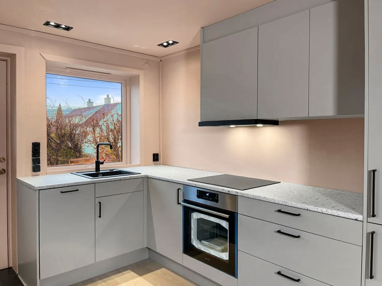 Kjøkkenet er utstyrt med integrerte hvitevarer, inkludert oppvaskmaskin. Galleribilde