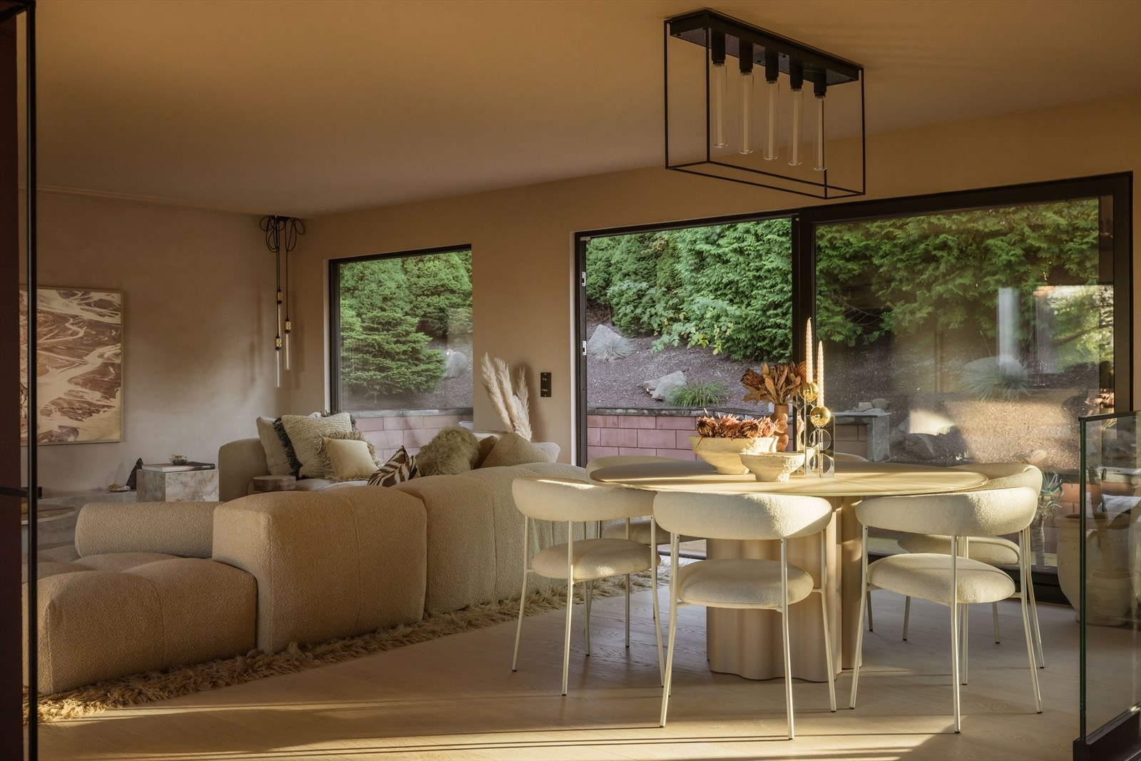 Rommet innbyr til hyggelige stunder rundt bordet, med plass til både hverdag og selskap. Galleribilde