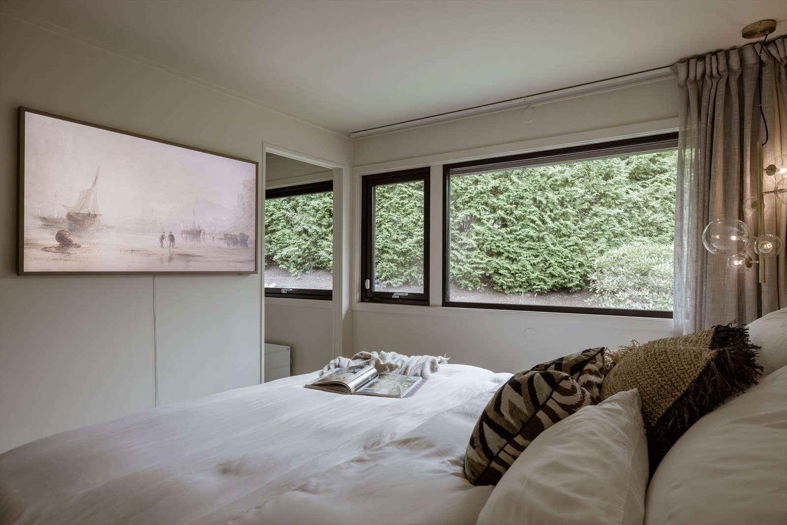 Romslig hovedsoverom med plass til dobbeltseng, nattbord og garderobeløsning. Galleribilde