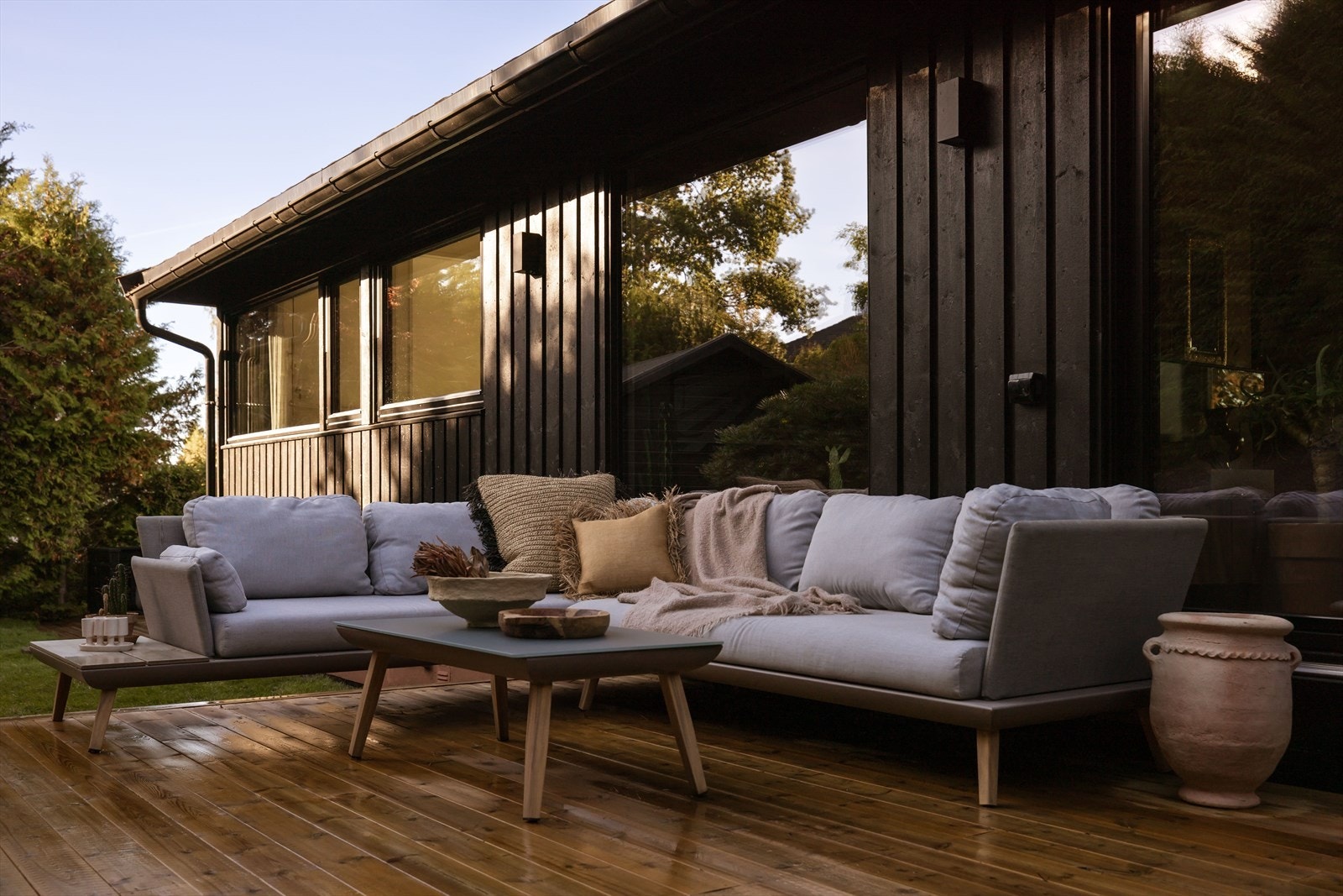 Nye vinduer og dører (2022) sikrer bedre lysinnslipp og redusert støy, mens den nylagte terrassen (2025) gir optimale solforhold og utnyttelse av uteområdet. Galleribilde