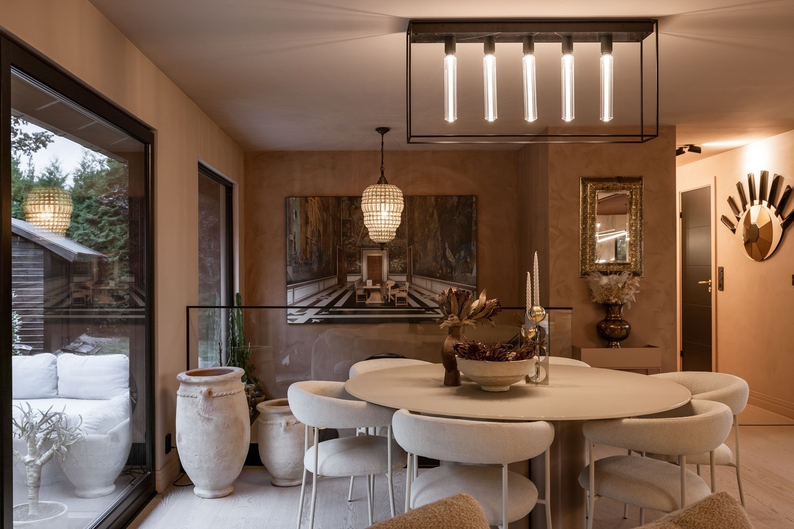 Fra spisestuen kommer du til to soverom og et bad, lett tilgjengelig og praktisk plassert. Galleribilde