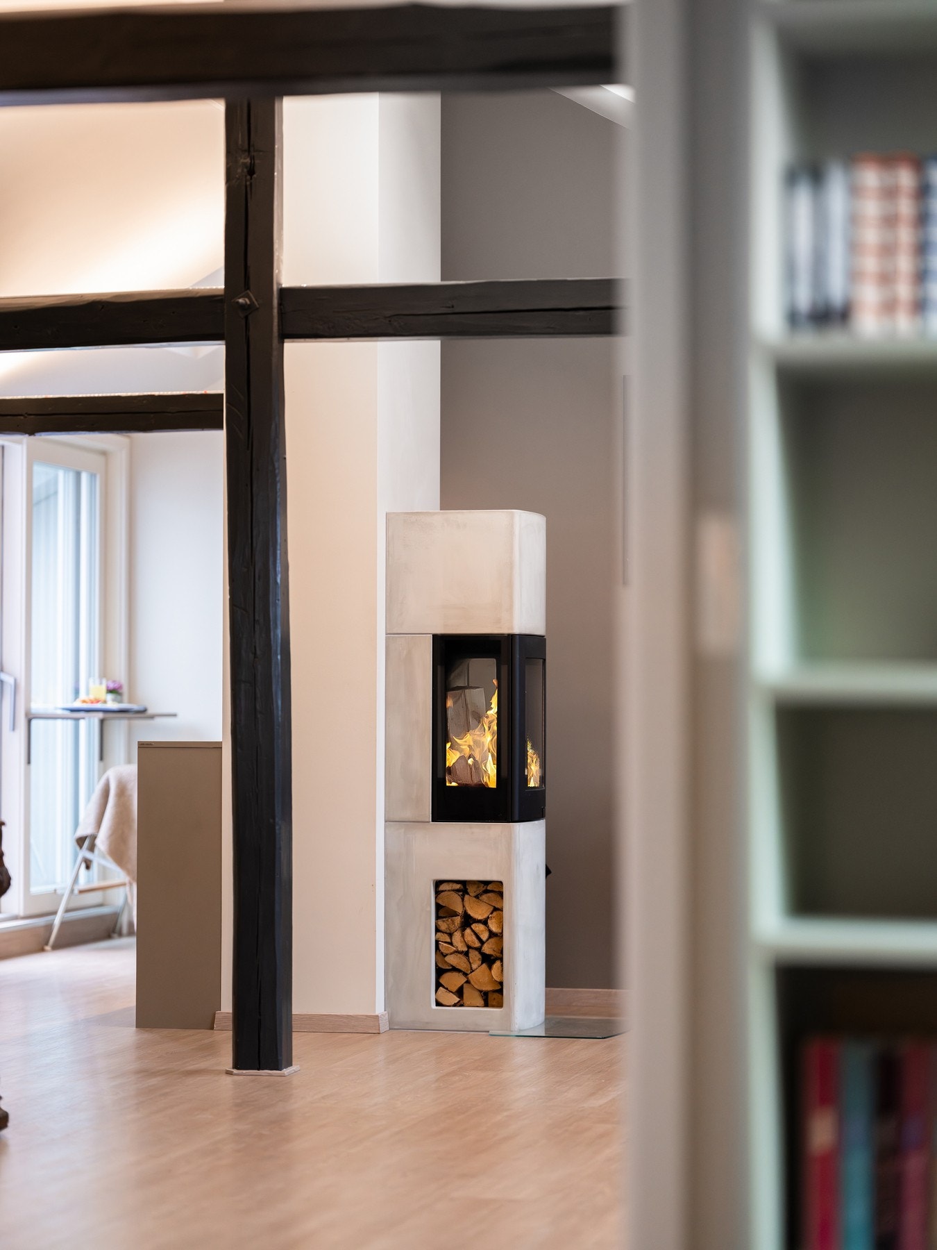 Midt i rommet er det plassert en stilren peisovn. Denne er synlig fra hele stuen, og bidrar til en god og lun atmosfære på kaldere dager. Galleribilde