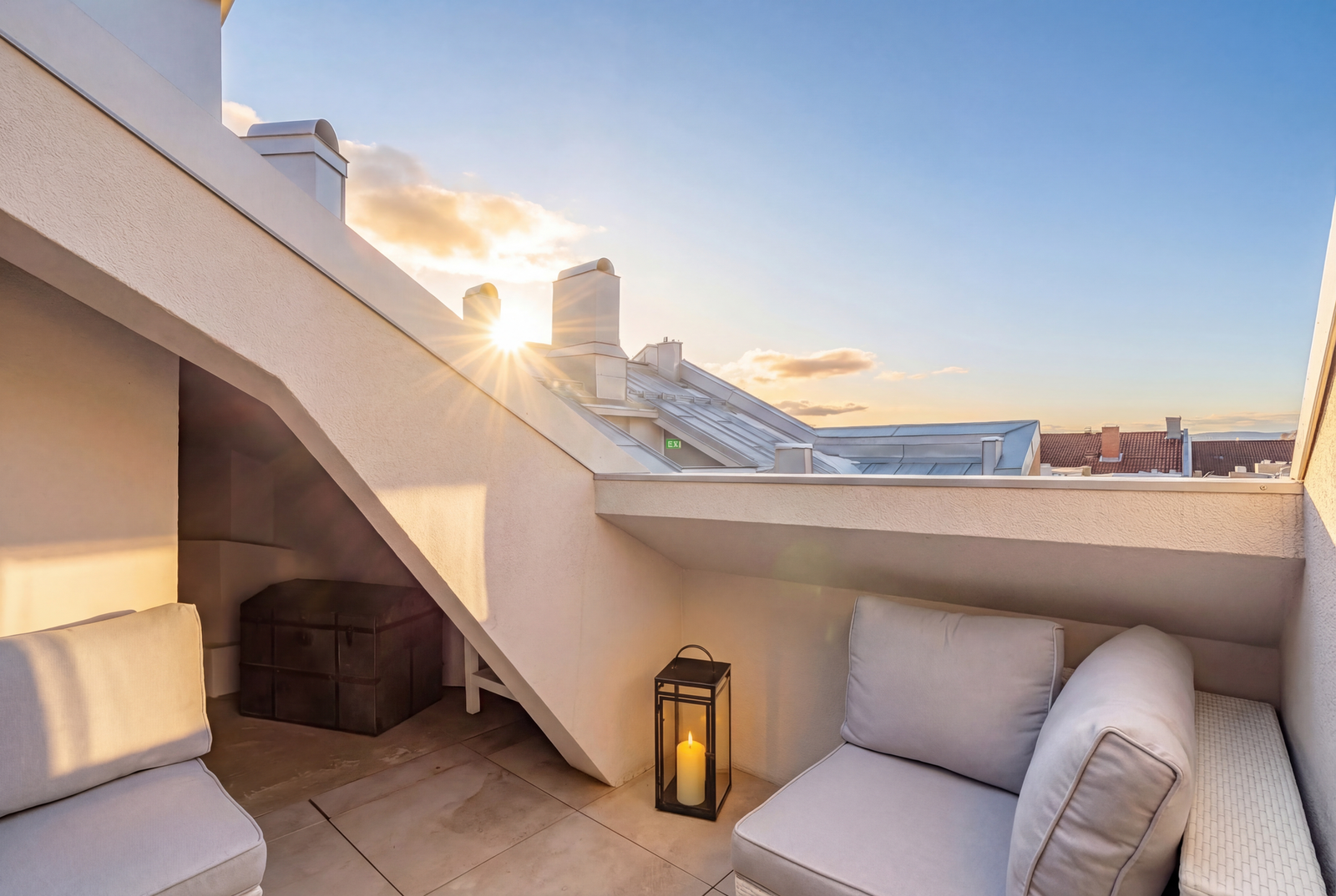 Her får du gleden av en privat takterrasse med upåklagelige solforhold. Bildet er delvis AI-redigert grunnet værforhold. Utsikt og solforhold er representative, med mindre avvik. Galleribilde