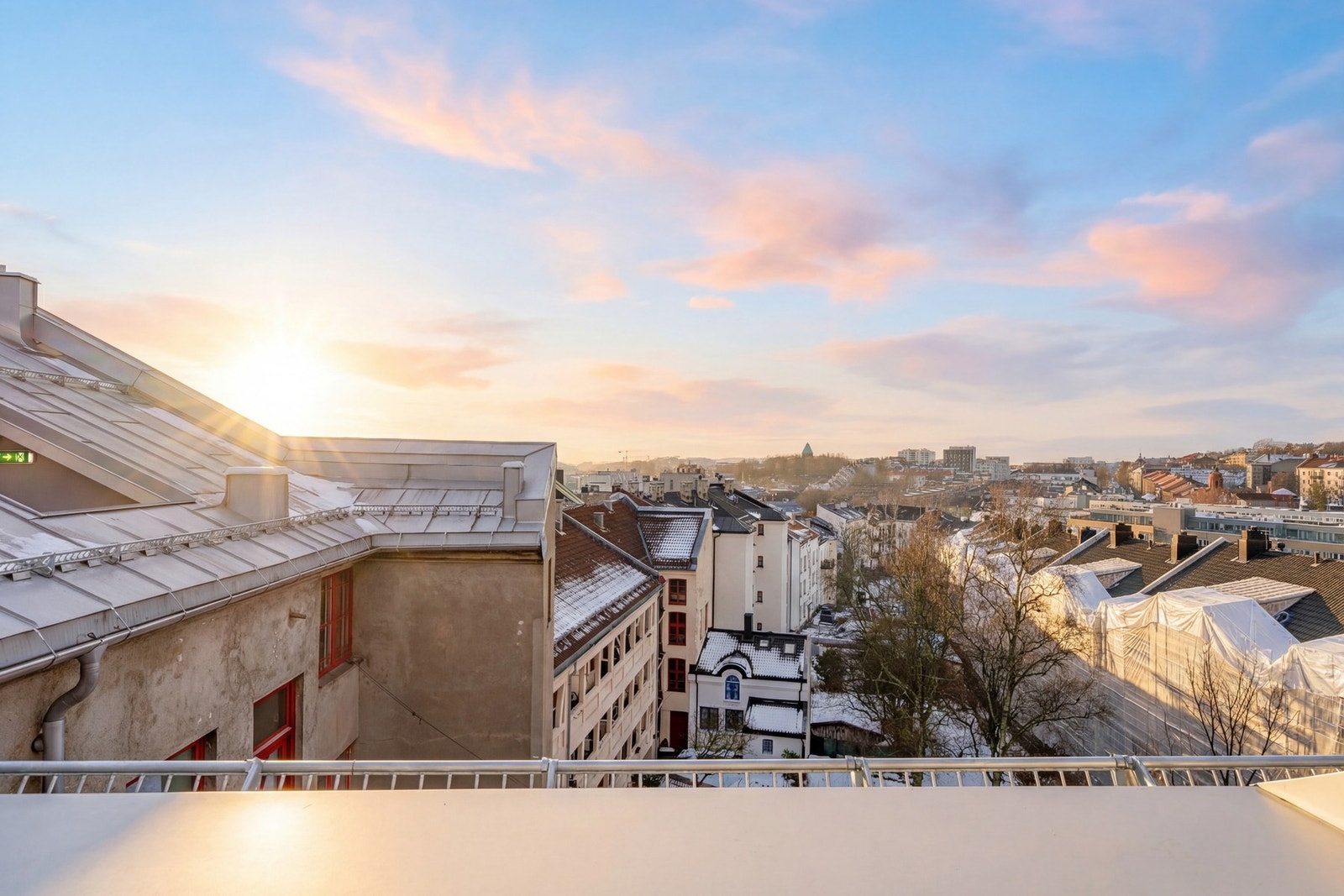 Terrassen er skjermet for innsyn og har flott utsyn. Bildet er delvis AI-redigert grunnet værforhold. Utsikt og solforhold er representative, med mindre avvik. Galleribilde