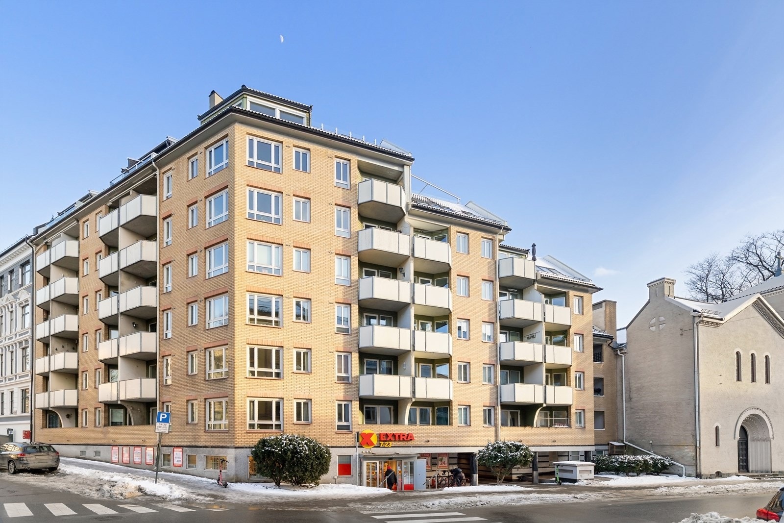 Leiligheten ligger i et veletablert sameie med kort gangavstand til alt man trenger i hverdagen. Galleribilde