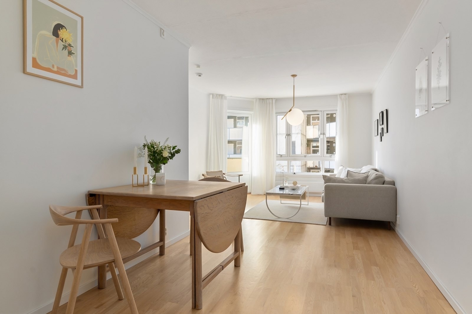 Leiligheten har en praktisk planløsning med plass til spisebord i tilknytning til kjøkkenet samt god plass til sofagruppe. Galleribilde