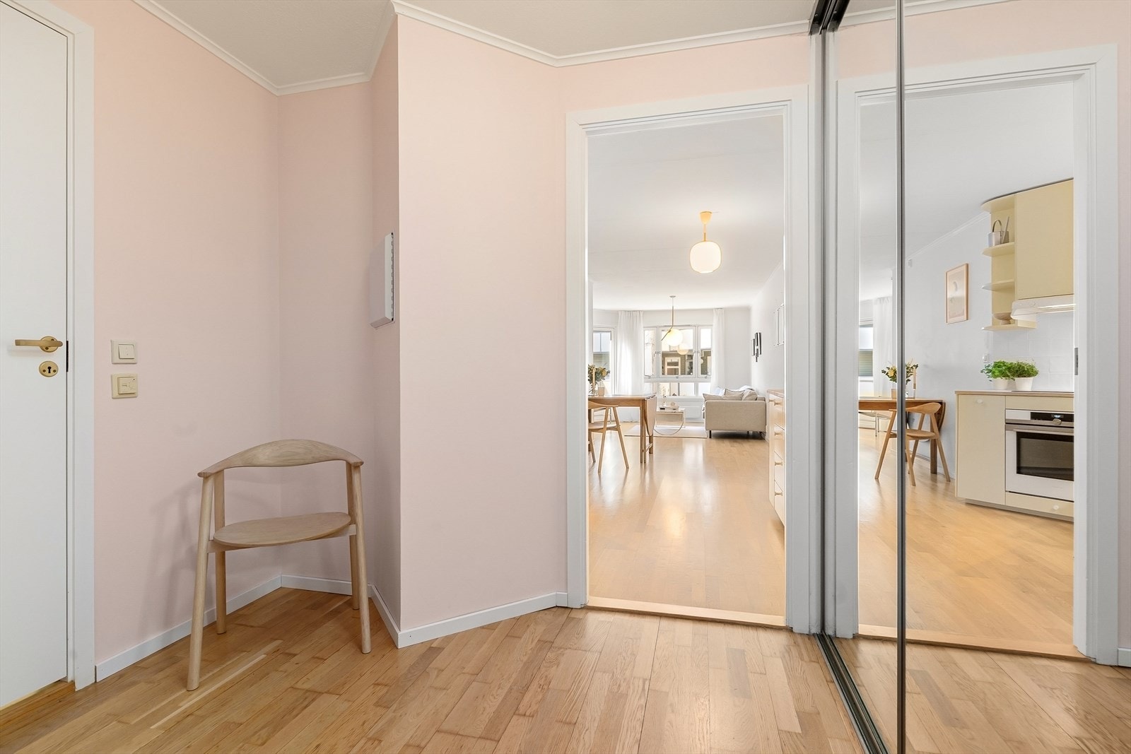 Entréen er også innredet med en praktisk skyvedørsgarderobe med helspeil dører. Galleribilde