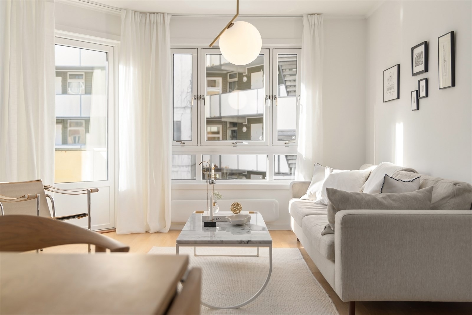 Fra stuen har man utgang til leilighetens balkong, som ligger vendt mor bakgården. Galleribilde