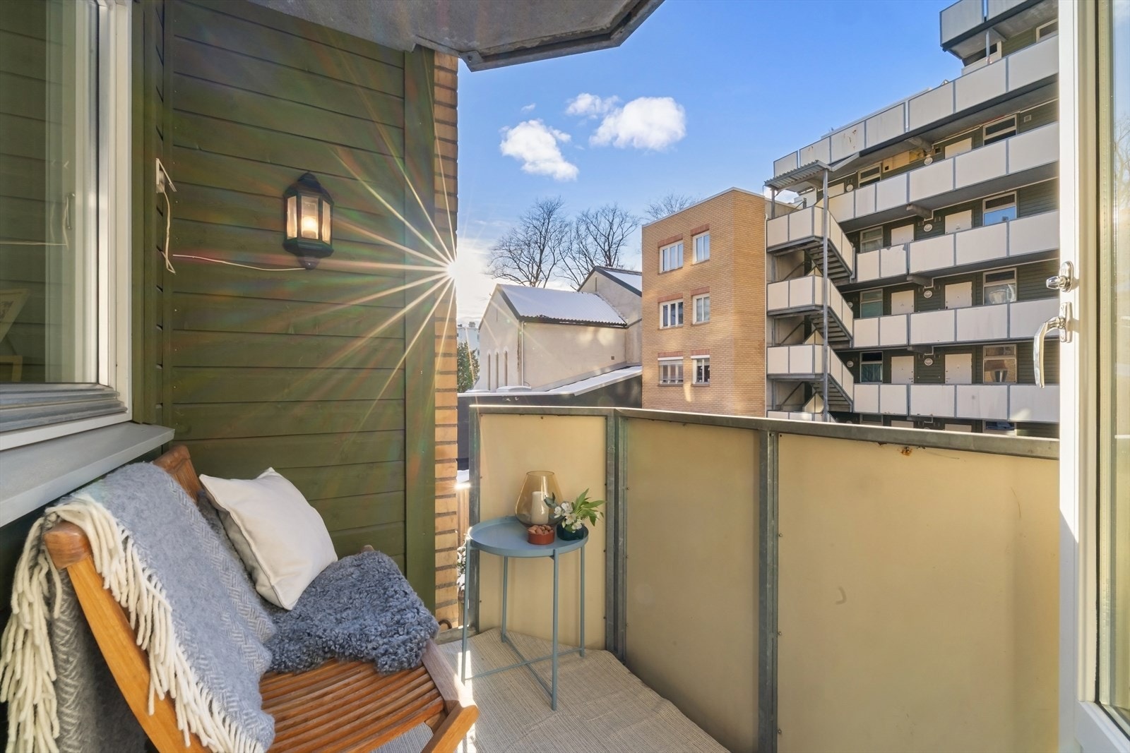 Her har man plass til en liten sittegruppe, slik at man kan nyte solskinnsdagene. Galleribilde