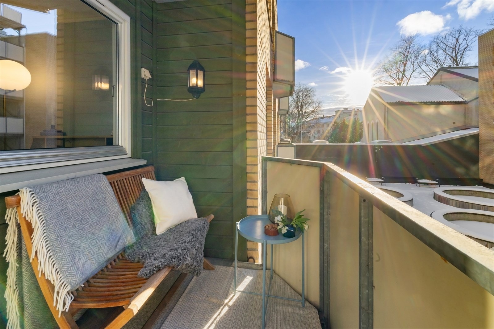 Leiligheten ligger perfekt til på Majorstuen med kort vei til alt man trenger i hverdagen og balkong vendt mot sameiets bakgård. Galleribilde