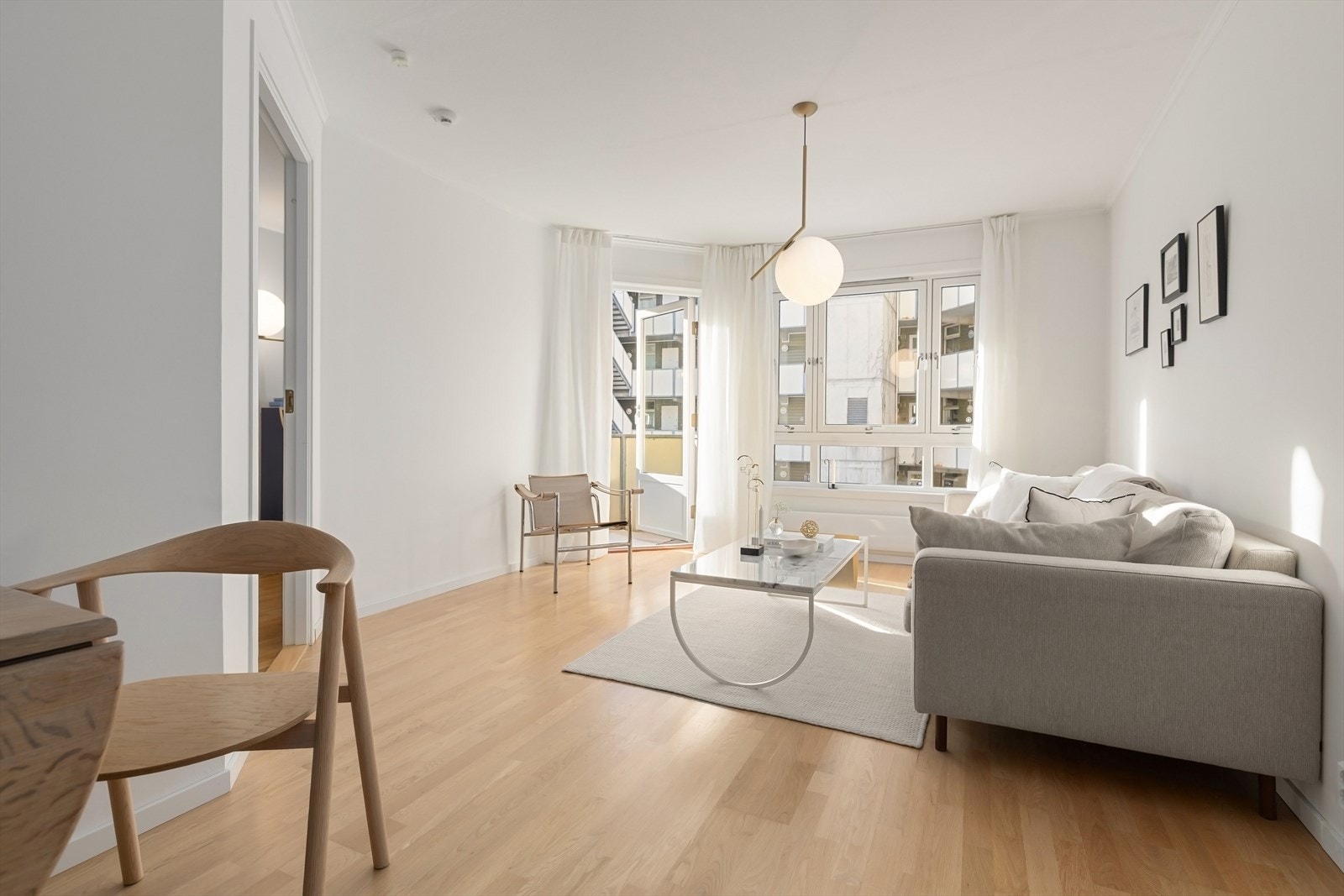 Her består overflatene av parkett og slette malte vegger. Galleribilde