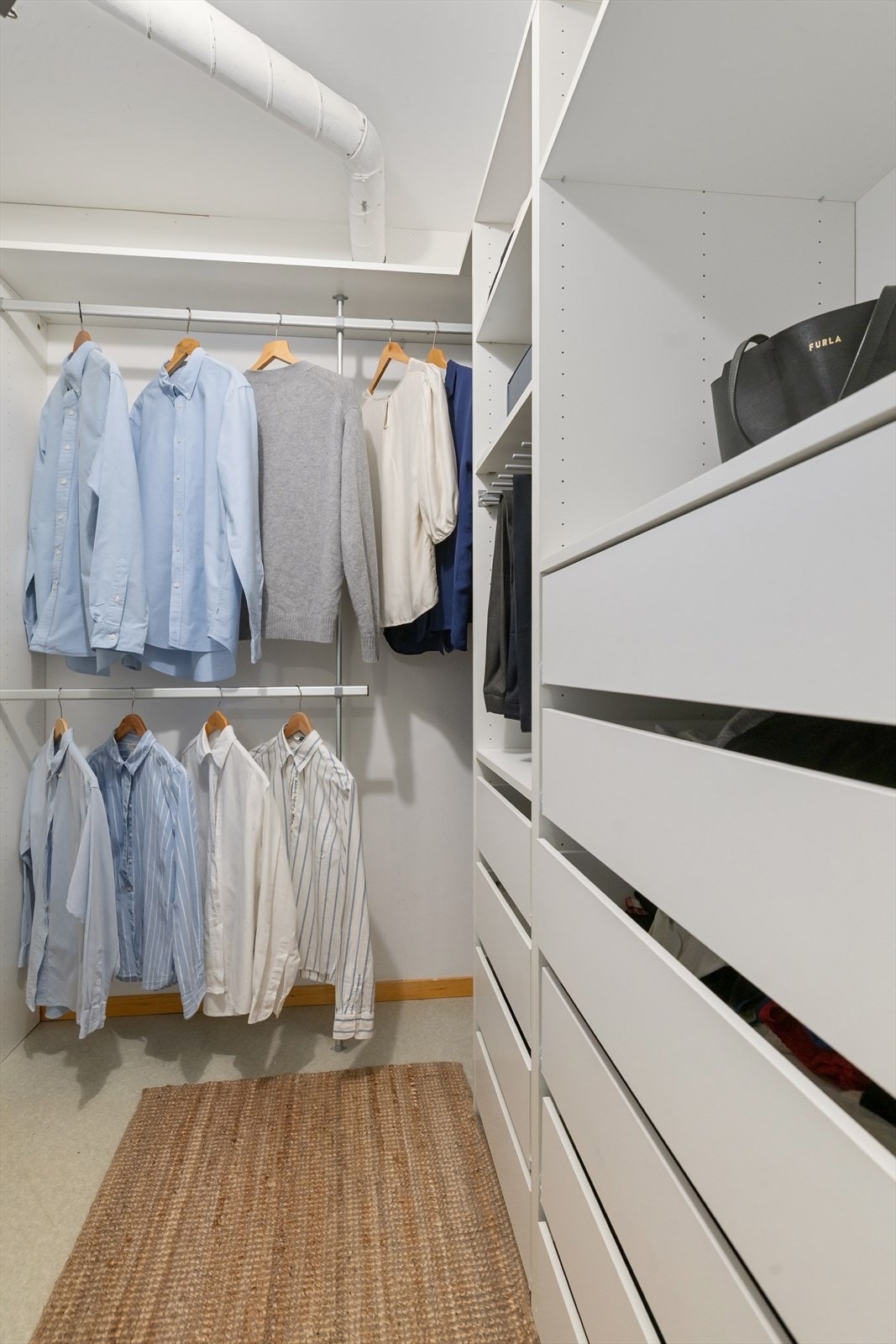 Soverommet har også walk-in garderobe som gir rikelig med oppbevaringsplass. Galleribilde
