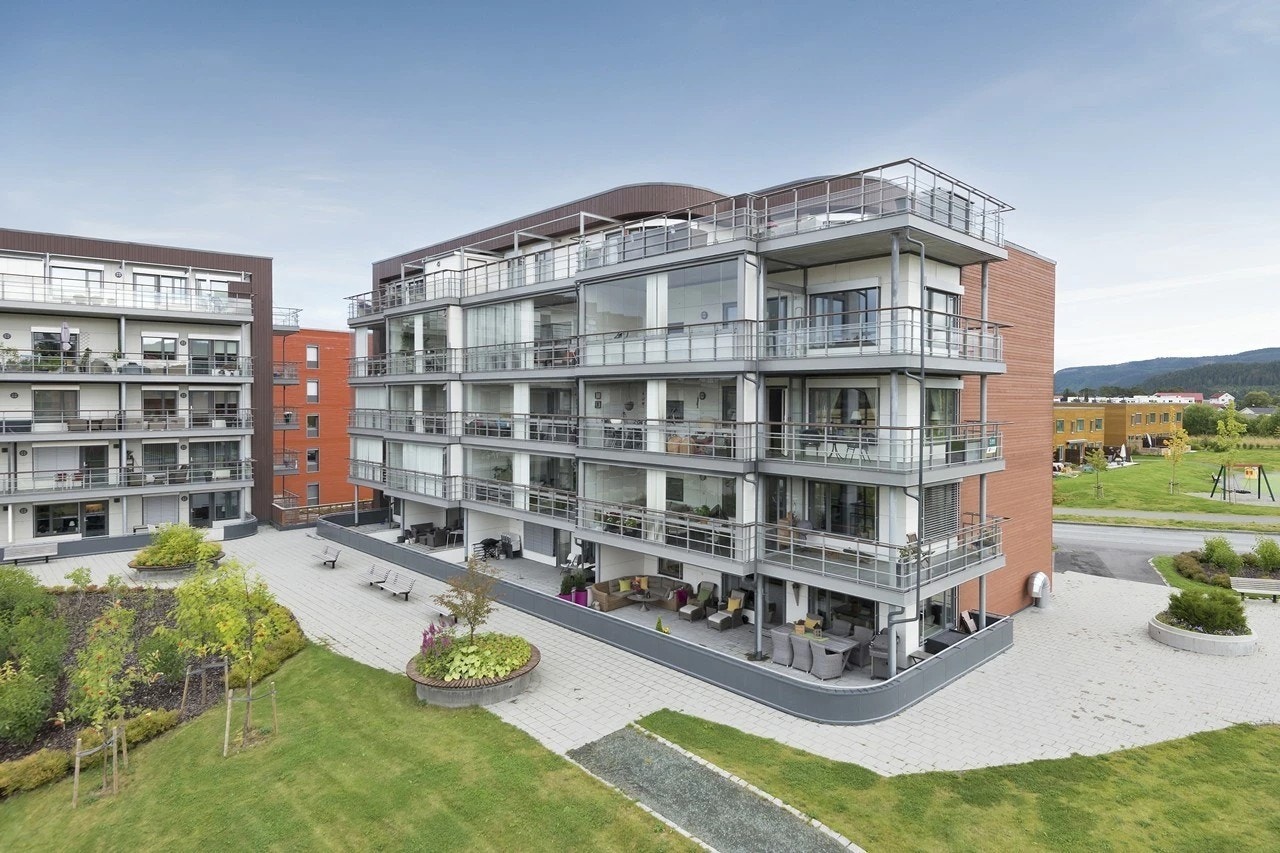 Velforeningen i området, som alle beboere i sameiet er en del av, har etablert flere fine områder rundt boligen. Blant annet er det etablert flere lekeplasser, benker, og en grillhytte som alle i velforeningen kan benytte seg av. Galleribilde