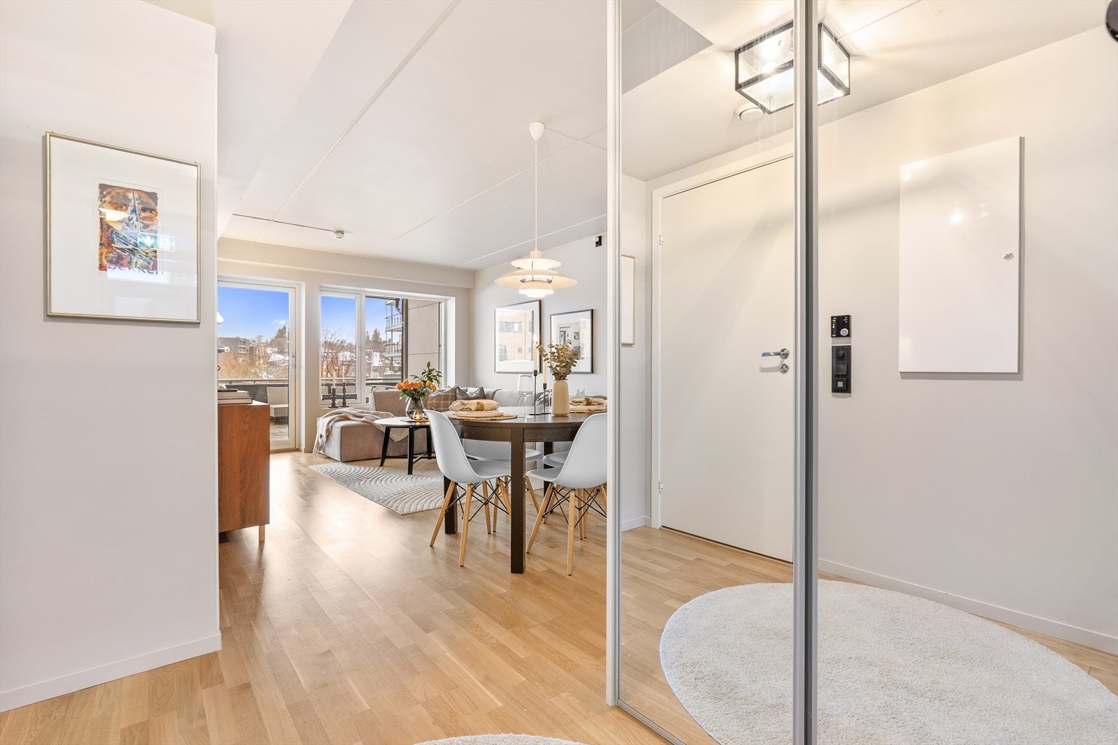 Det er etablert en praktisk skyvedørsgarderobe i inngangspartiet for lagring av klær og sko. For ytterligere lagring disponerer leiligheten en ekstern bod i kjeller for lagring av turutstyr, ski, sykkel m.m. Galleribilde