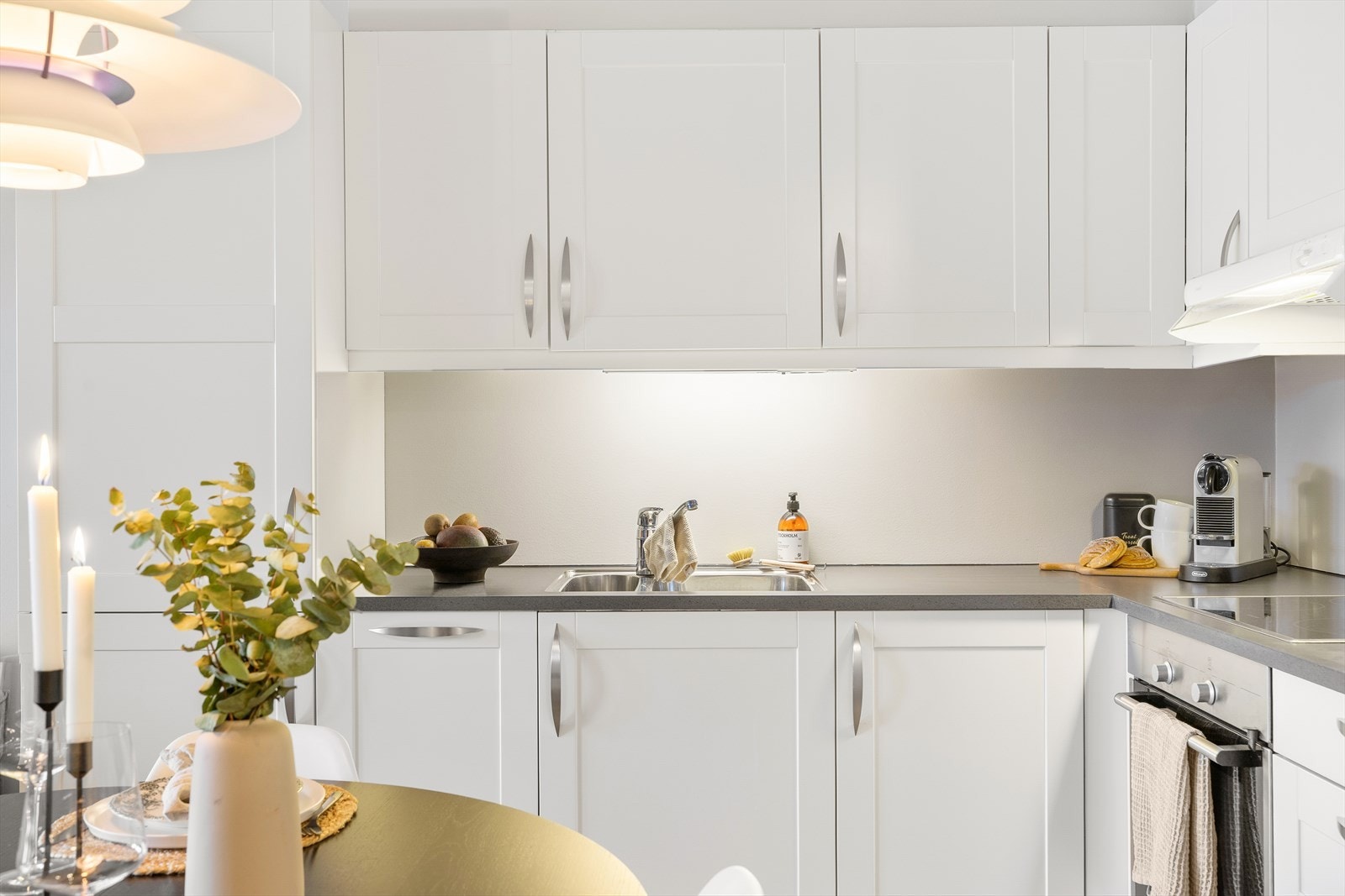 Det er videre integrert stekeovn, platetopp, kjøleskap, fryseskap og oppvaskmaskin. Hjørnet for kokkelering har fått tilstandsgrad 1 i rapporten til takstmann. Galleribilde