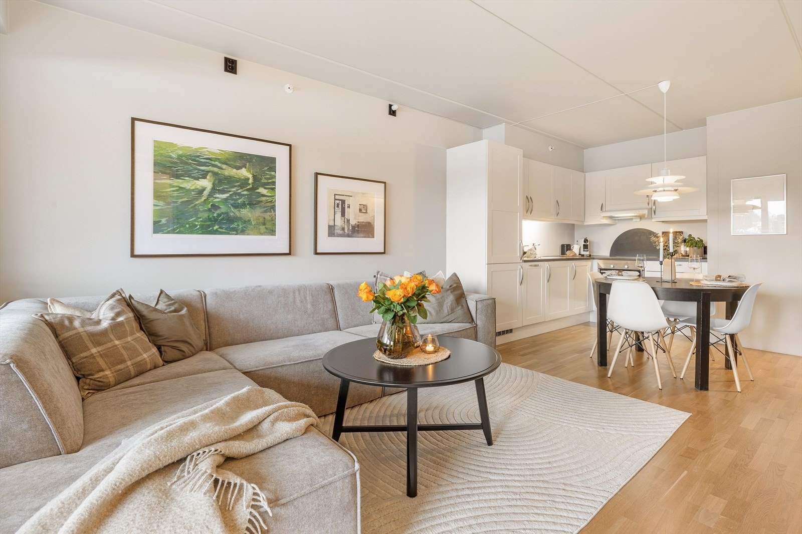 Sameiets felleskostnader inkluderer oppvarming gjennom a-konto fjernvarme. Dette sikrer en lun og behagelig oppvarming av boligen året rundt, og bidrar til mindre strømforbruk og lavere strømkostnader. Galleribilde