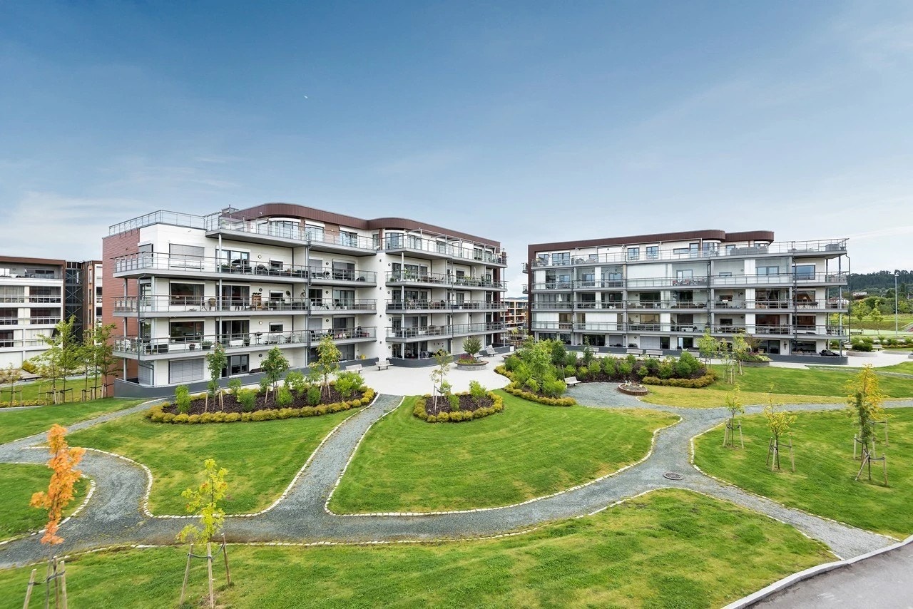 Boligblokken har en ypperlig plassering øverst i boligfeltet, og er omkranset av flotte grøntarealer. Galleribilde