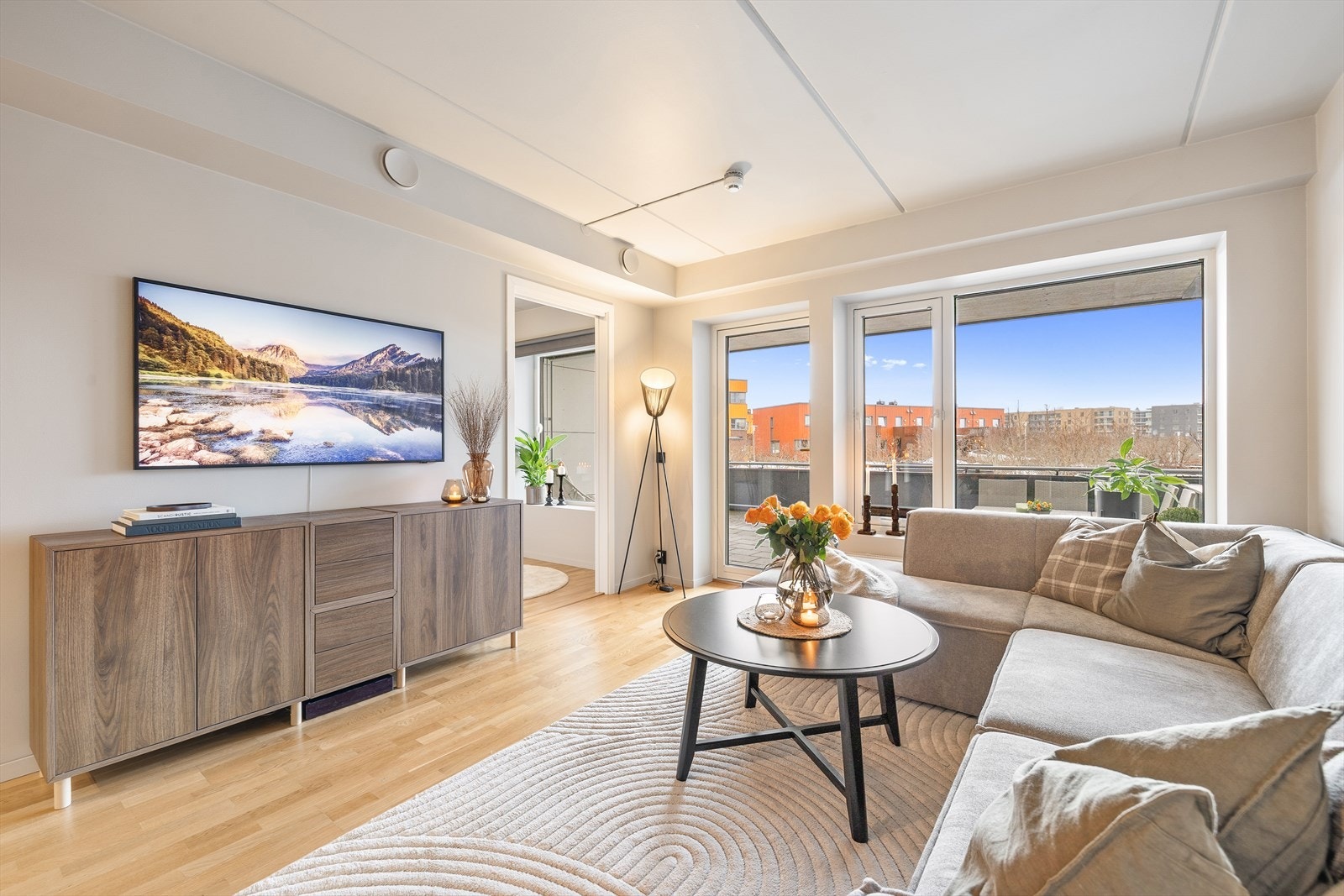 Boligen har vært gjennom flere oppgraderinger det siste året, med blant annet ny baderomsinnredning og benkeplate fra 2024, ny armatur på badet fra 2024, oppmalte veggflater i perioden 2024-2026 m.m. Galleribilde