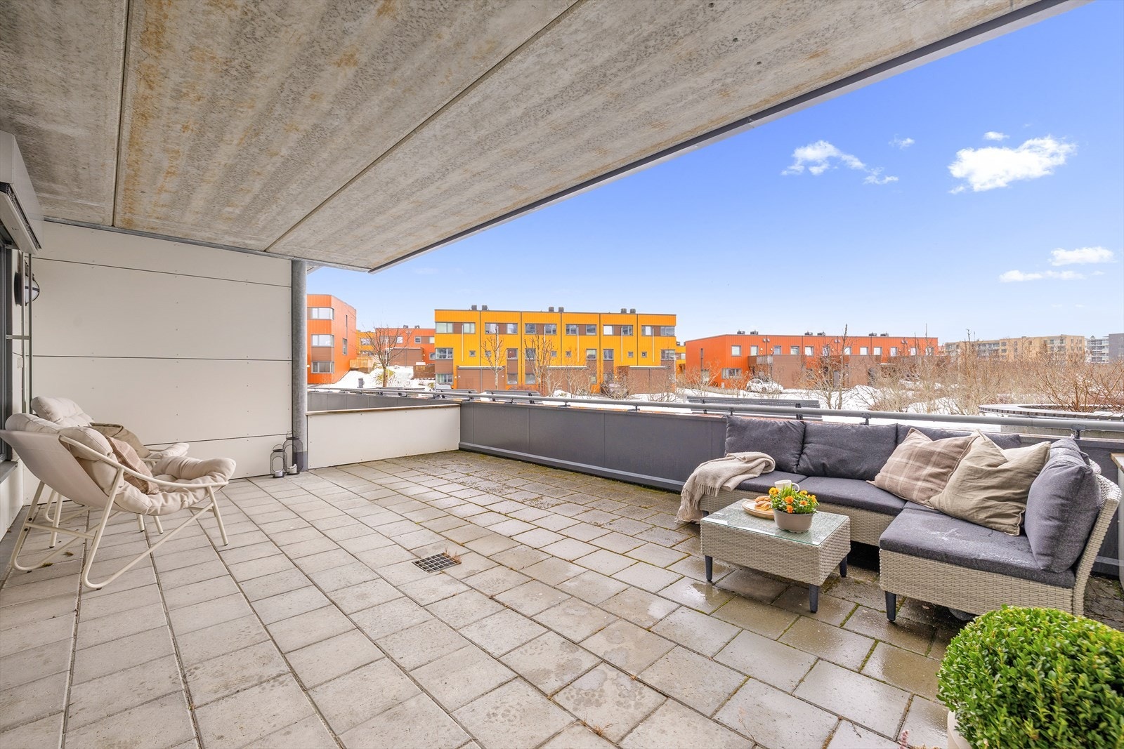 Leiligheten har en ypperlig beliggenhet i feltet da den ligger vendt ut mot sameiets fellesarealer, hvilket som skaper et åpent utsyn, bort fra annen bebyggelse i feltet. Dette har nåværende eier satt stor pris på. Galleribilde