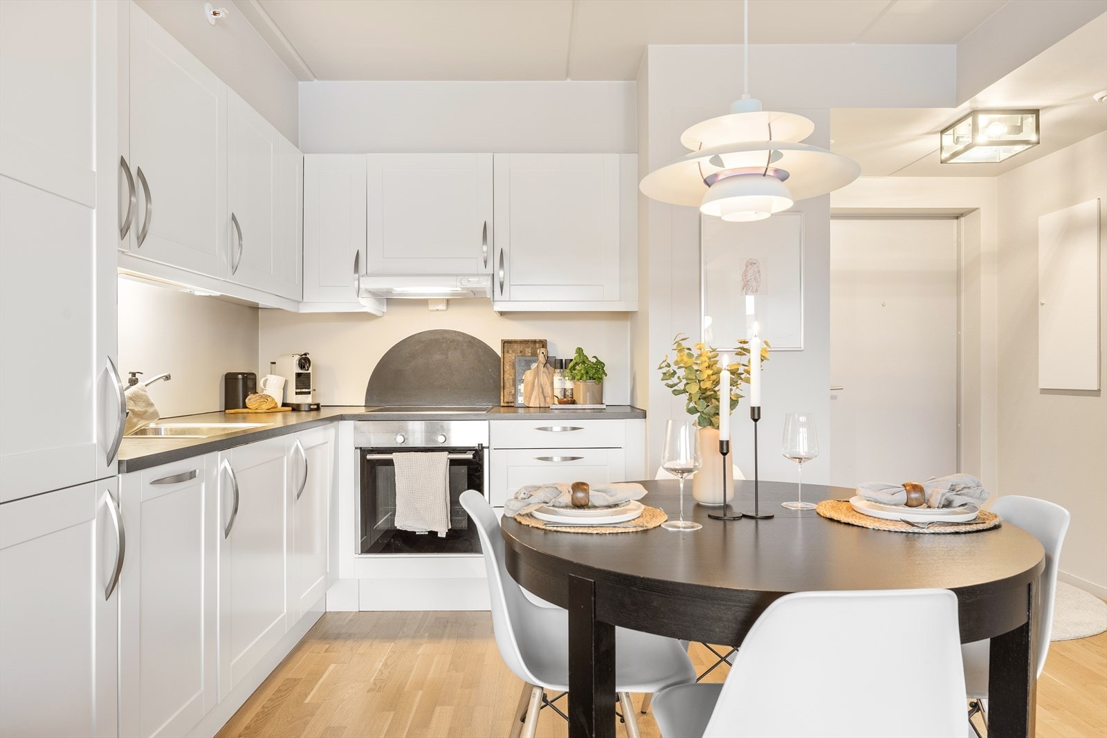 Planløsningen legger til rette for innredning av et praktisk spisebord mellom kjøkken og stue. Galleribilde