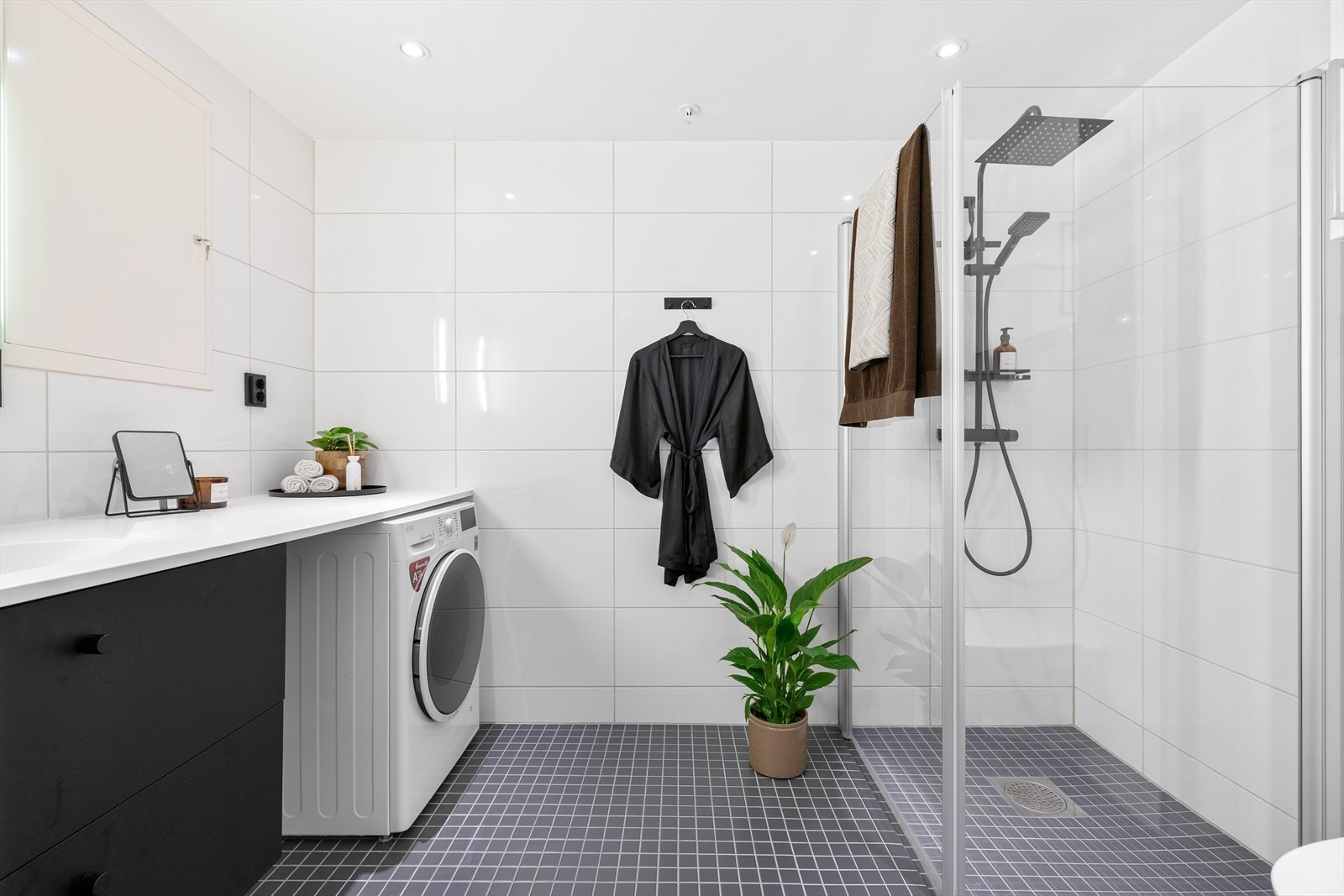 Baderommet har helflisede overflater, og strekker seg over 5 m². I 2024 gjennomførte nåværende eier en rekke oppgraderinger, med ny baderomsinnredning, stor og praktisk benkeplate, samt ny armatur og regndusj. Galleribilde