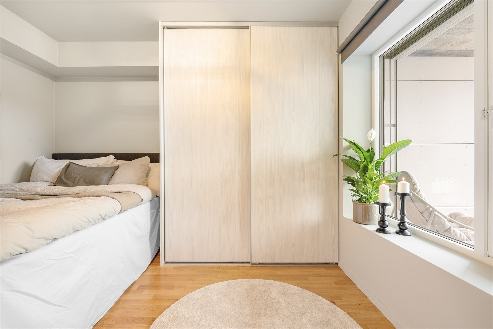 Leiligheten har et delikat soverom som strekker seg over 8,5 m². Rommet har god plass til dobbeltseng og garderobeskap for oppbevaring. Galleribilde