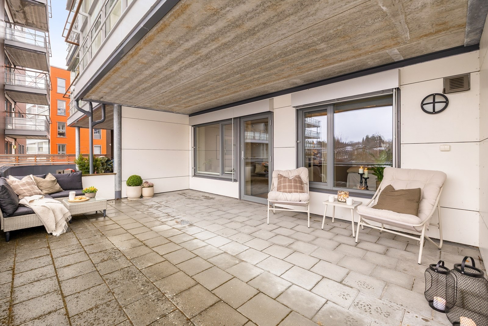 Her har man plass til en koselig sittegruppe, med flere møbleringssoner og grillhjørne. Et innbydende og funksjonelt uteområde hvor man kan samle både venner og familie. Galleribilde