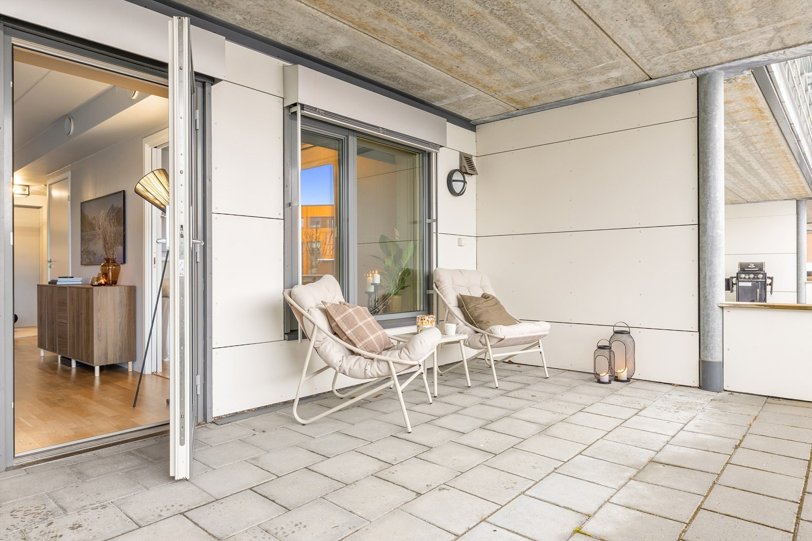 Den vestvendte og delvis overbygde terrassen er oppmålt til hele 26 m², og fungerer som en naturlig forlengelse av oppholdsrommet på varmere dager. Galleribilde